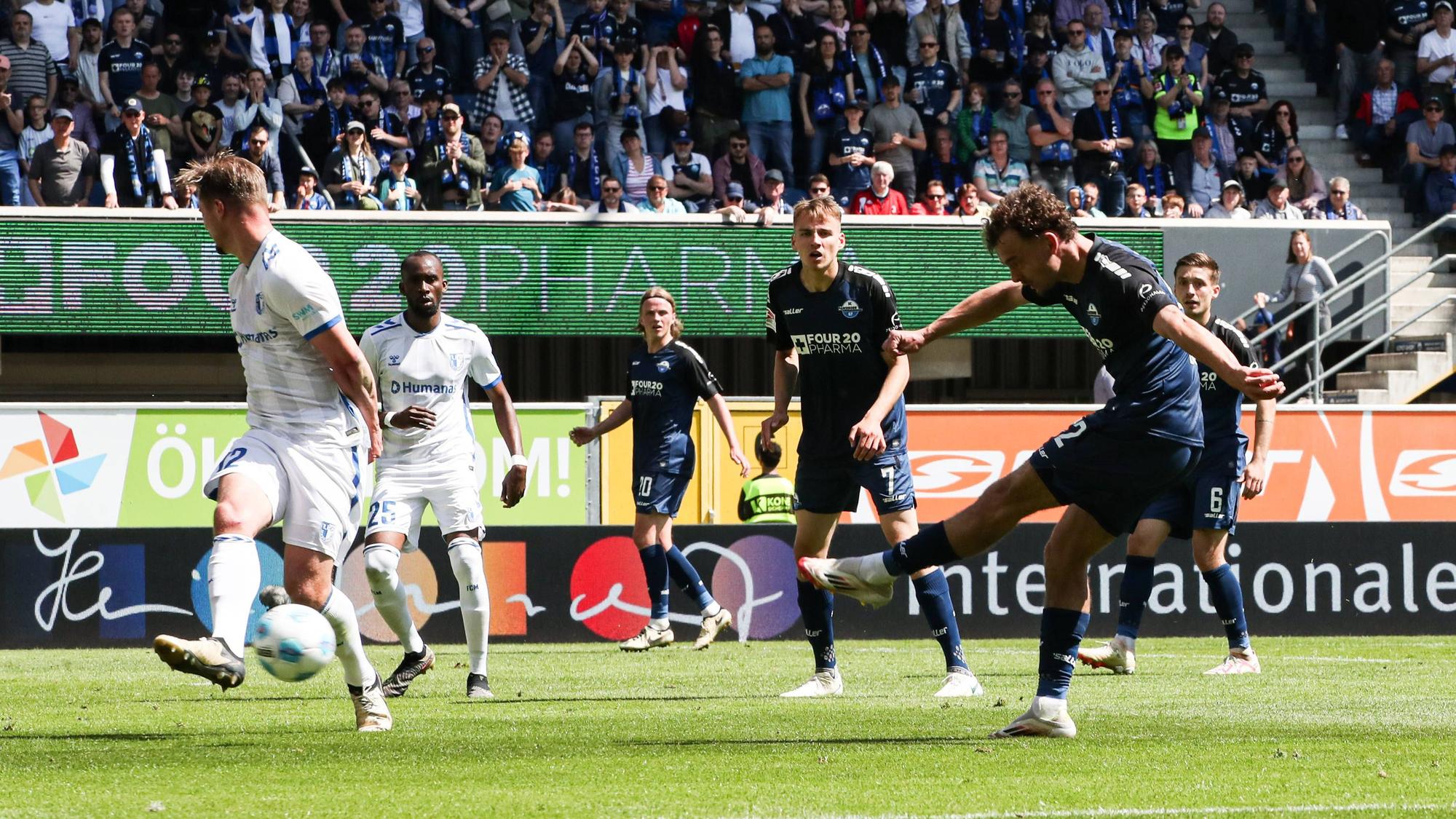 Aaron Zehnter vom SC Paderborn gegen Alexander Ahl Holmström vom 1. FC Magdeburg.