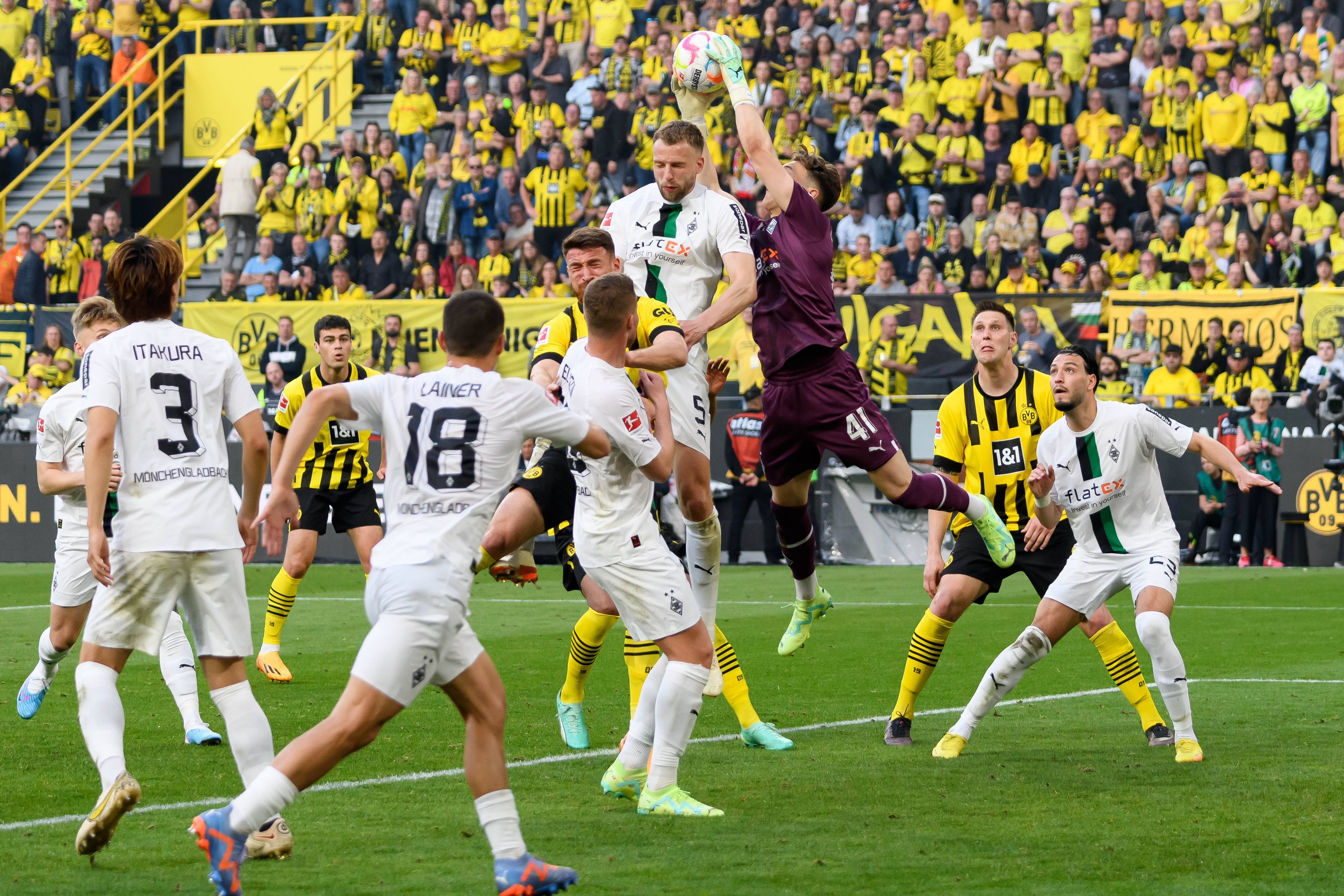 Jan Olschowsky fängt den Ball.