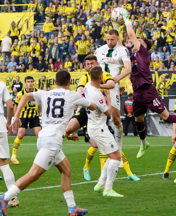Jan Olschowsky fängt den Ball.