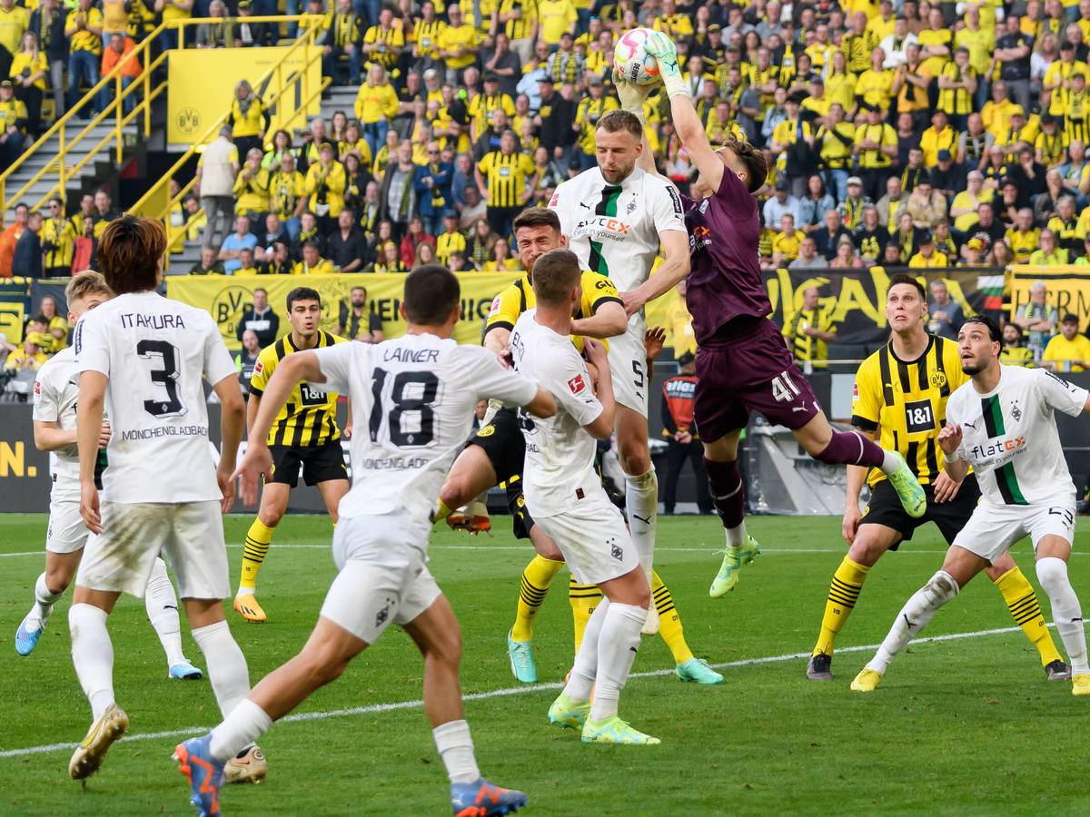 Jan Olschowsky fängt den Ball.