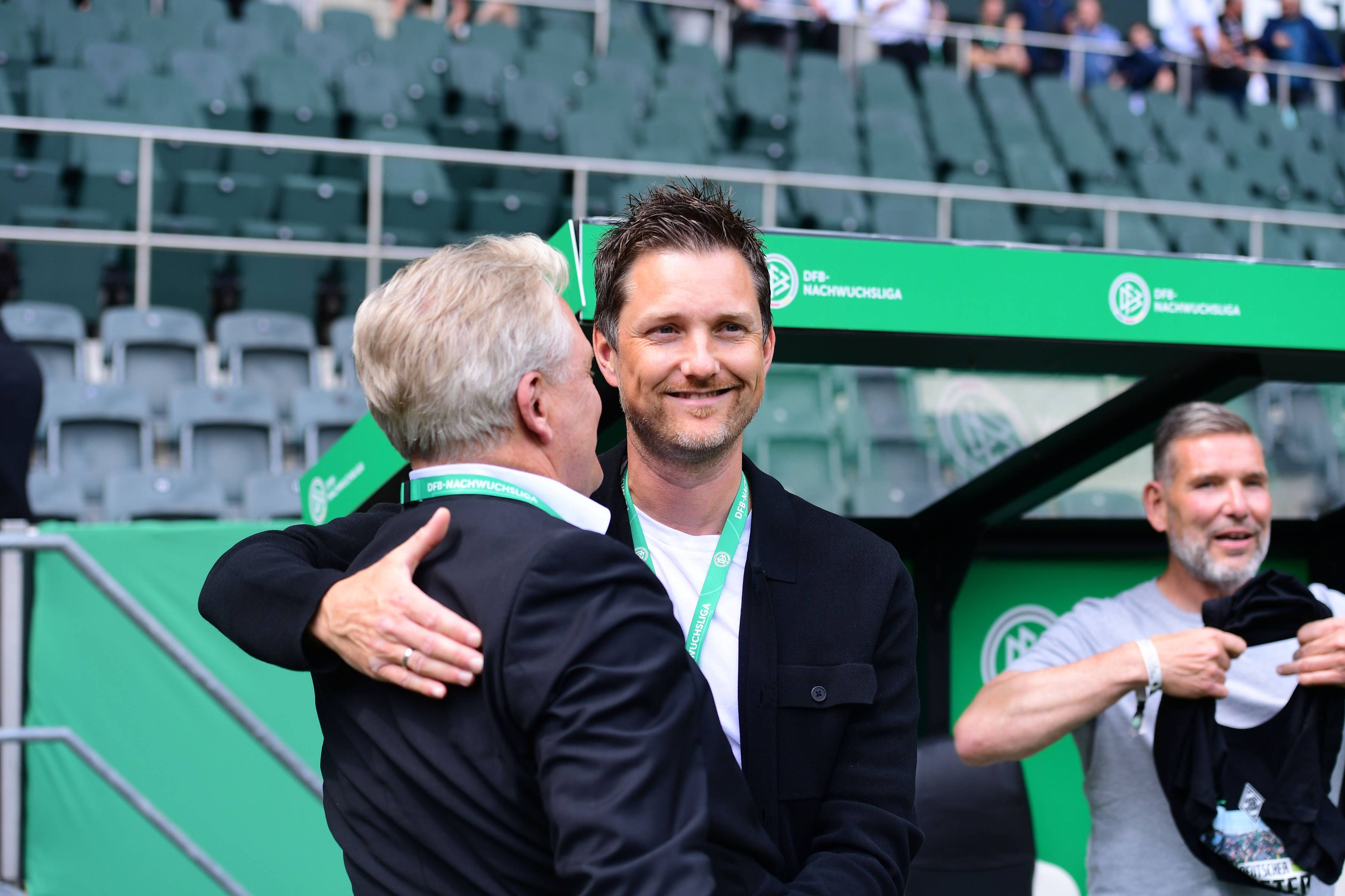 Stefan Stegemann gratuliert Mirko Sandmöller.