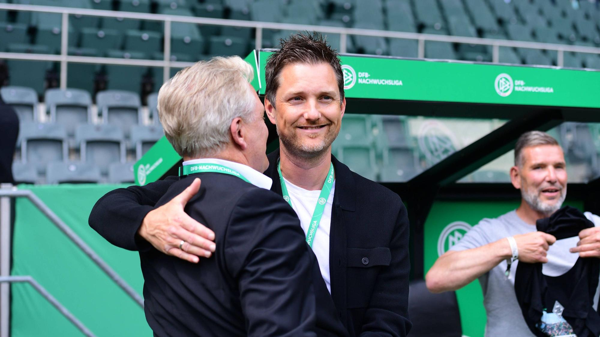 Stefan Stegemann gratuliert Mirko Sandmöller.