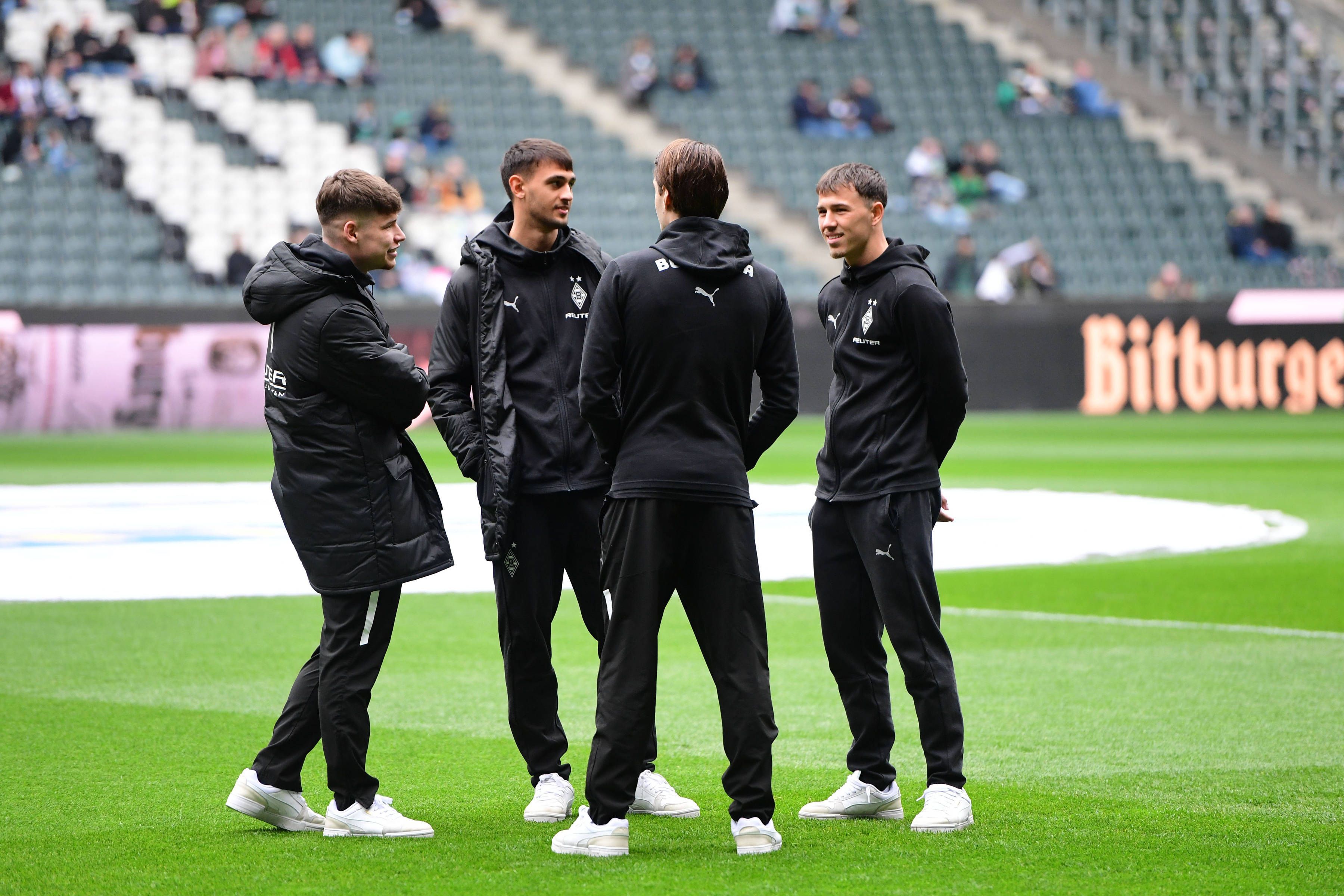 Spieler von Borussia Mönchengladbach in einem Gespräch.