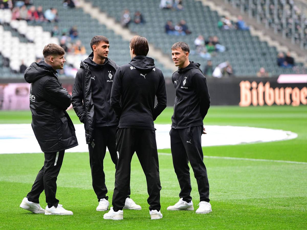 Spieler von Borussia Mönchengladbach in einem Gespräch.