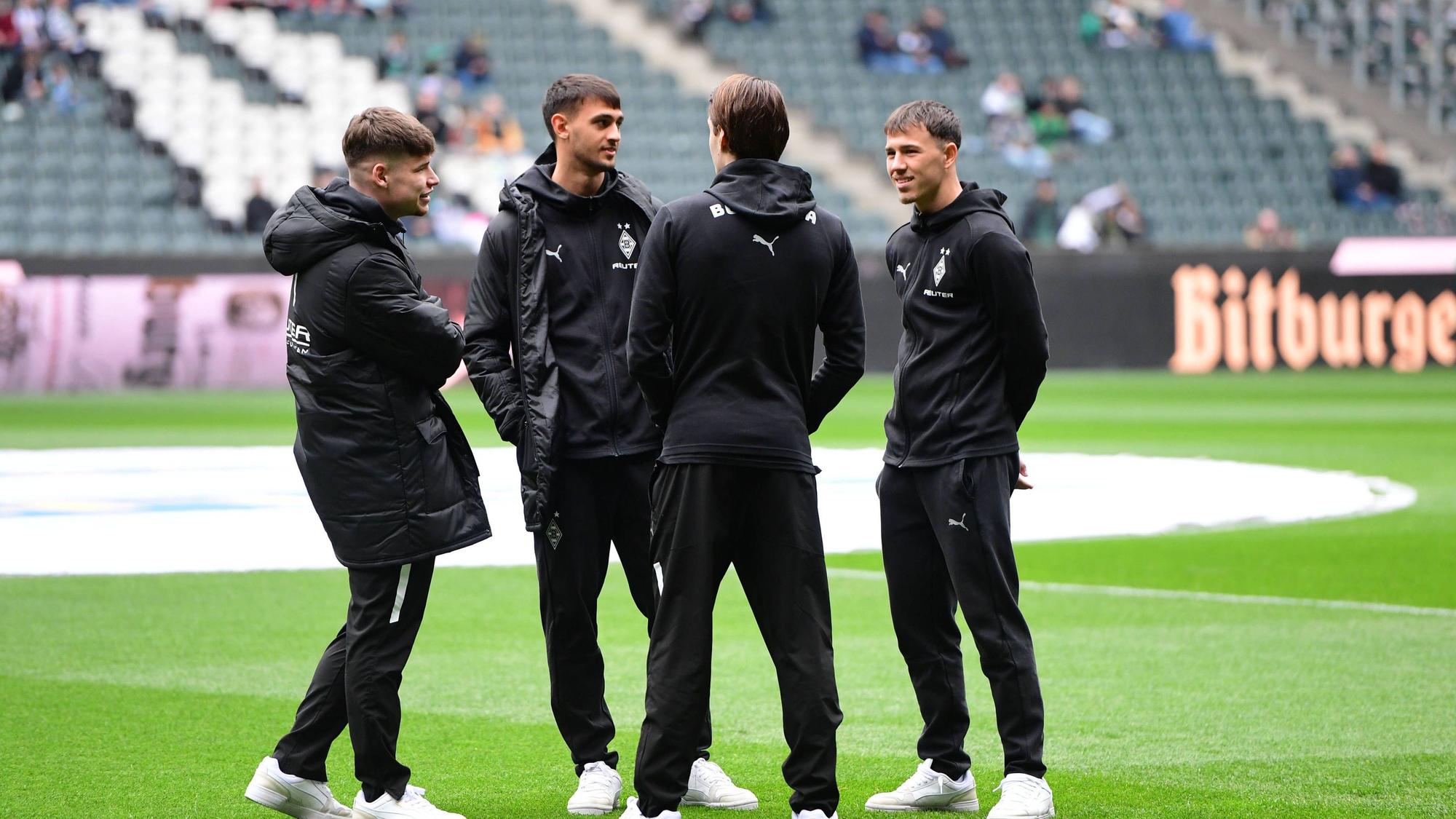 Spieler von Borussia Mönchengladbach in einem Gespräch.