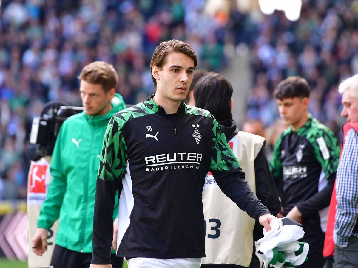 Florian Neuhaus in Trainingskleidung vor einem Bundesliga-Spiel.