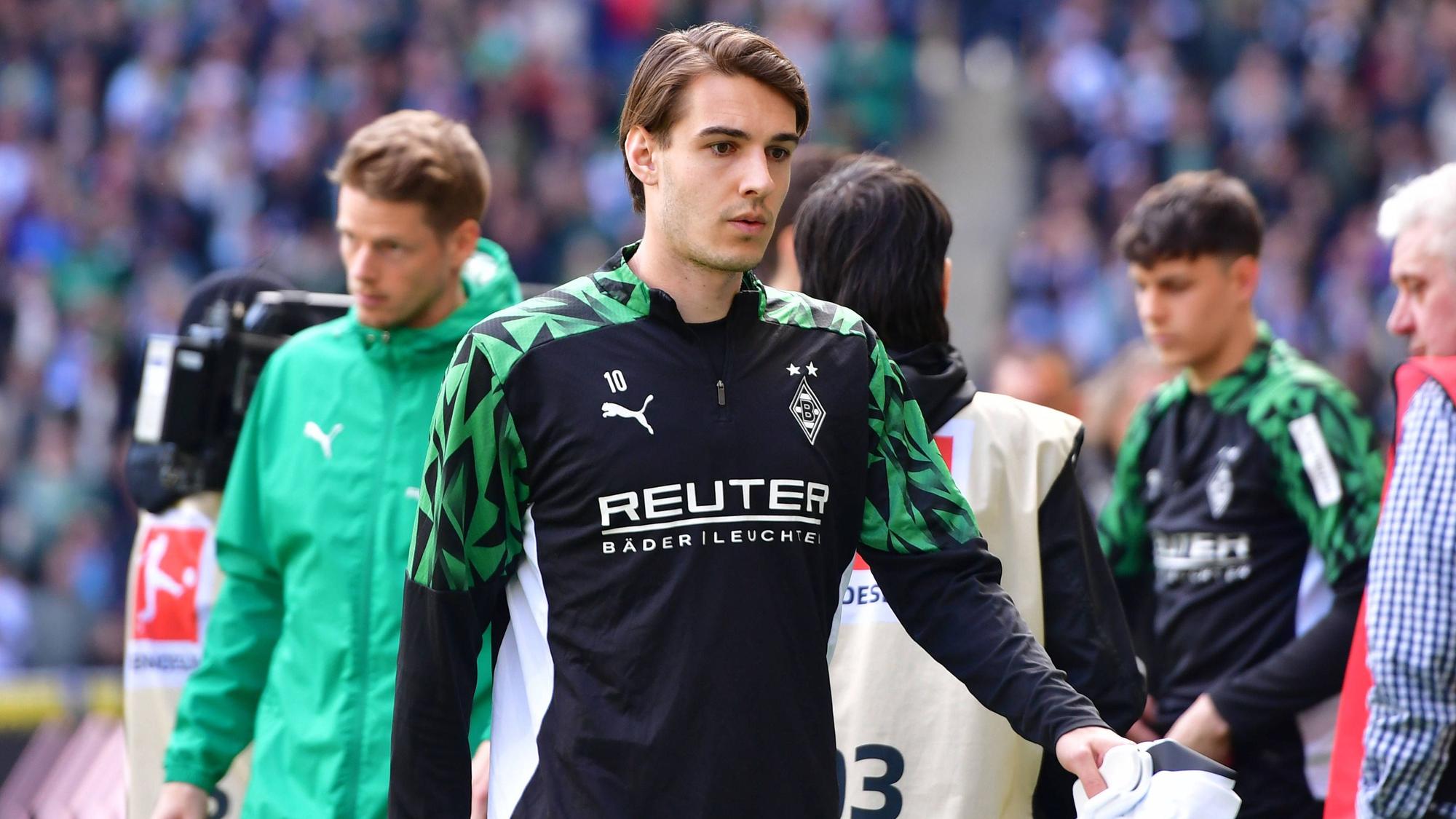 Florian Neuhaus in Trainingskleidung vor einem Bundesliga-Spiel.
