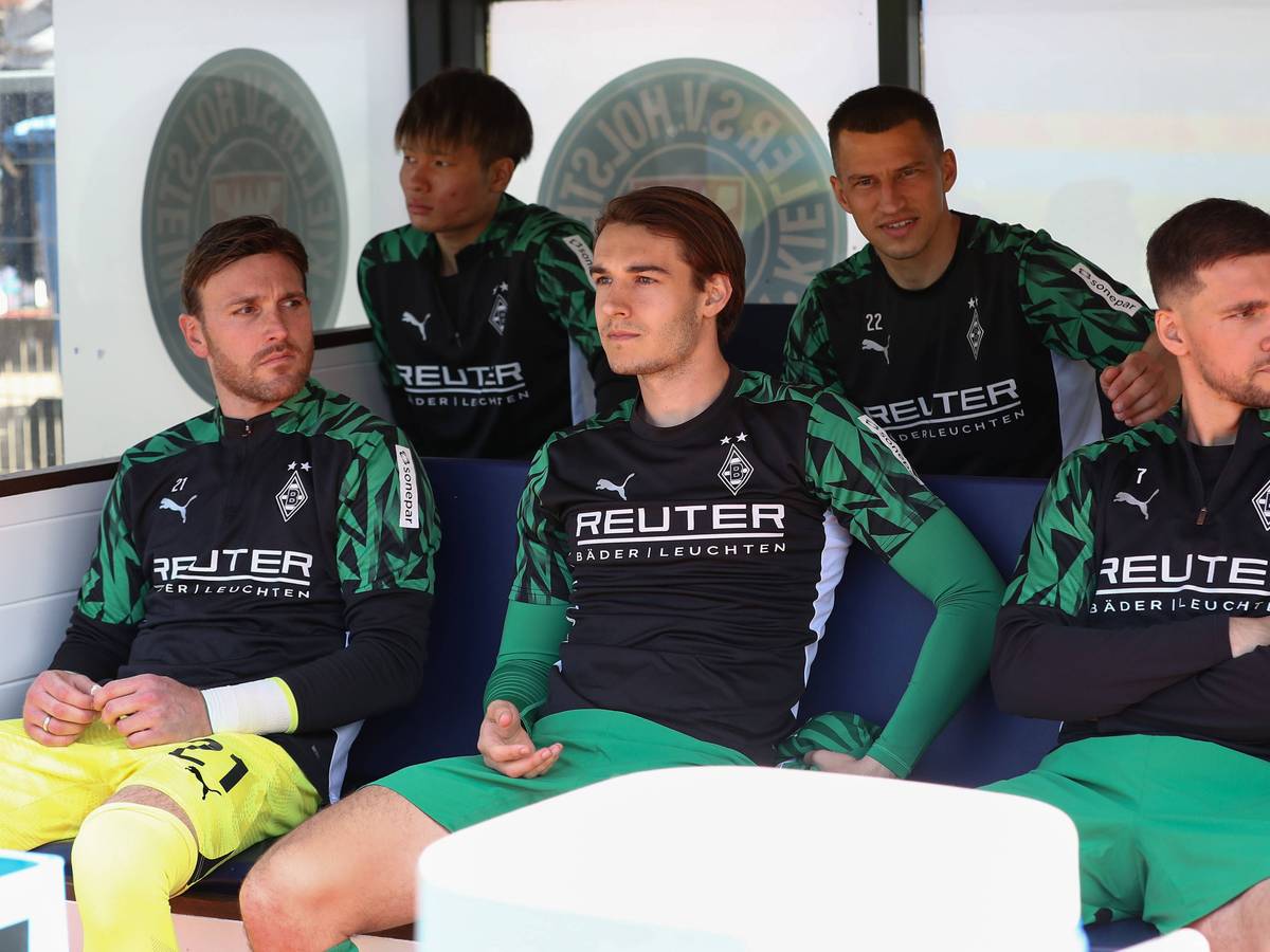 Tobi Sippel mit weiteren Ersatzspielern von Borussia Mönchengladbach.