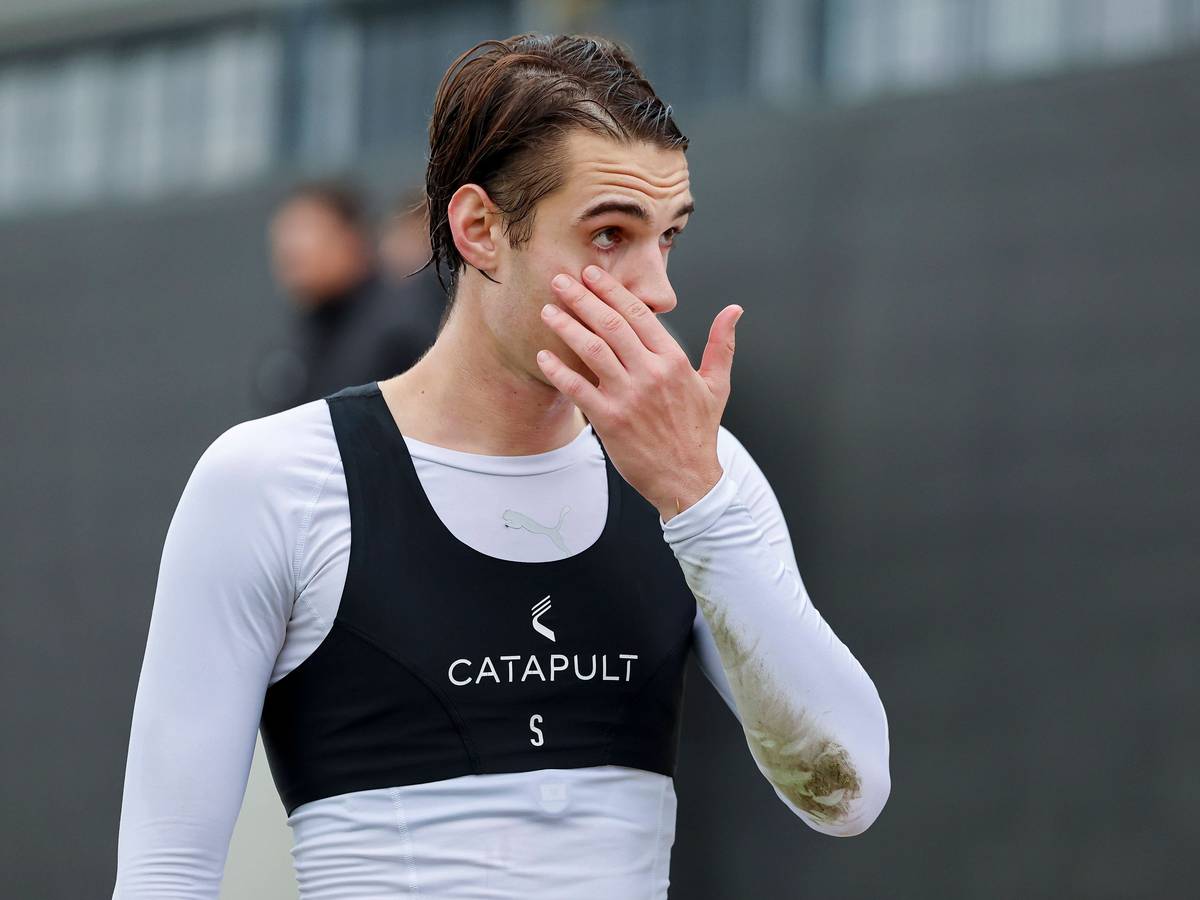 Florian Neuhaus ohne Trikot nach einem Testspiel.