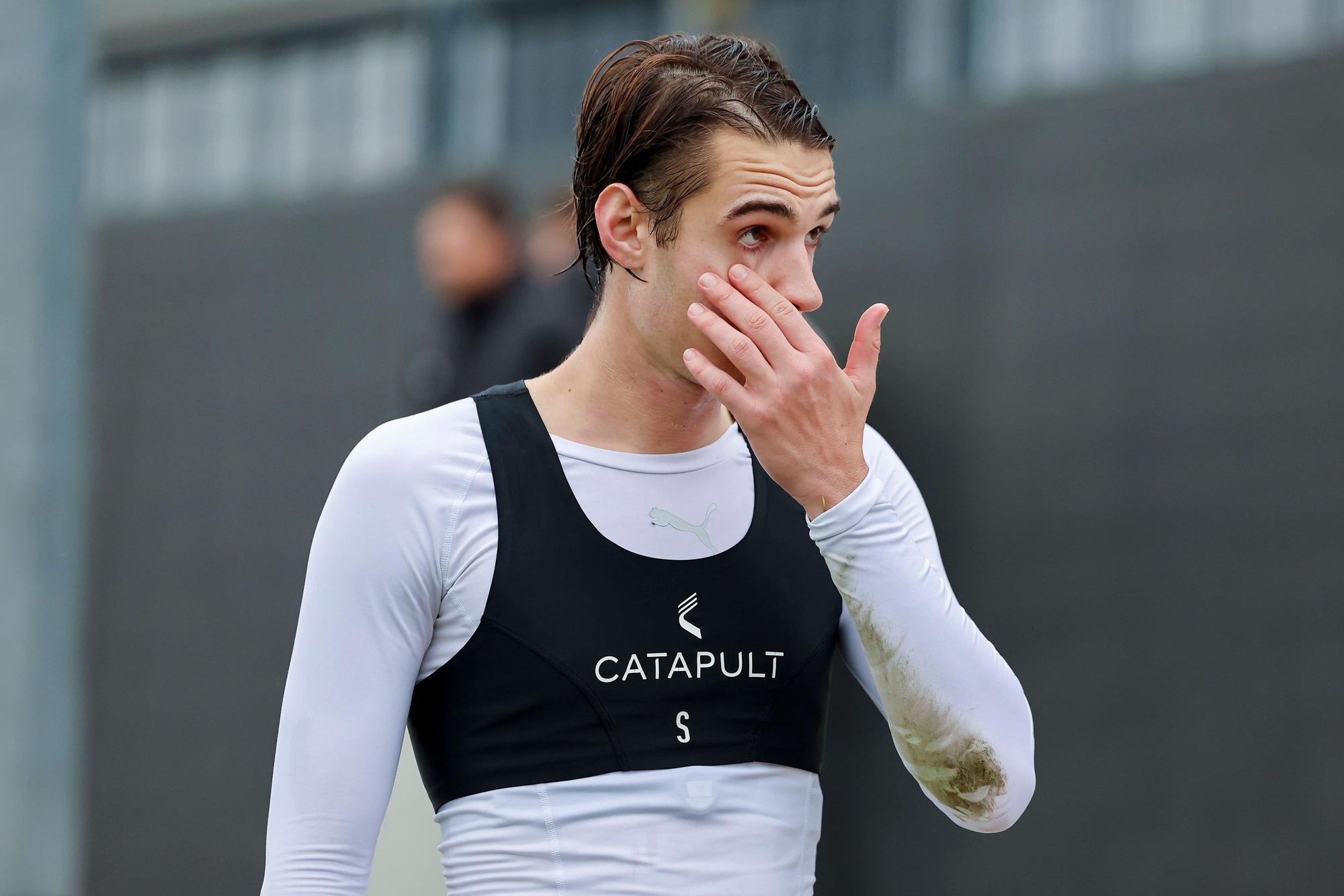 Florian Neuhaus ohne Trikot nach einem Testspiel.