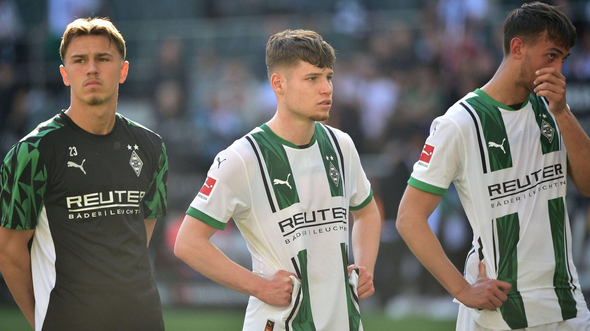(v. li.) Noah Pesch (Gladbach), Lukas Ullrich (Gladbach) und Fabio Chiarodia stellen sich nach der Niederlage gegen den SC Freiburg den Fans.