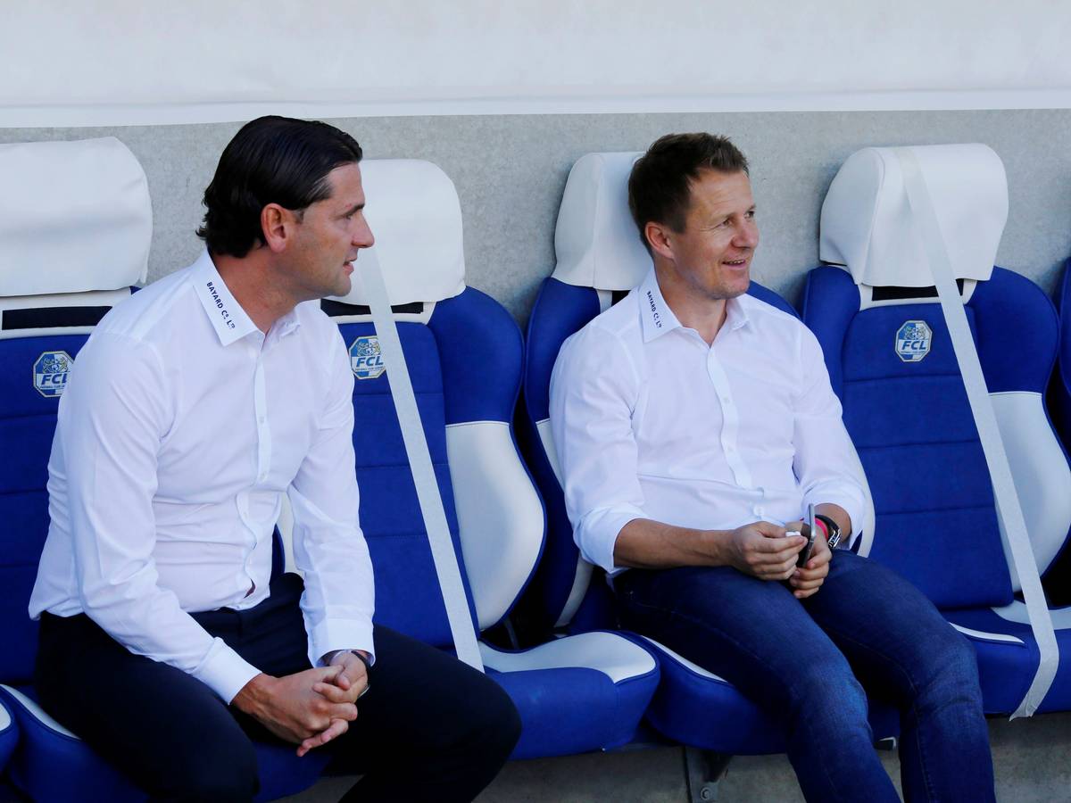 Gerardo Seoane sitzt auf der Ersatzbank neben Christoph Spycher.