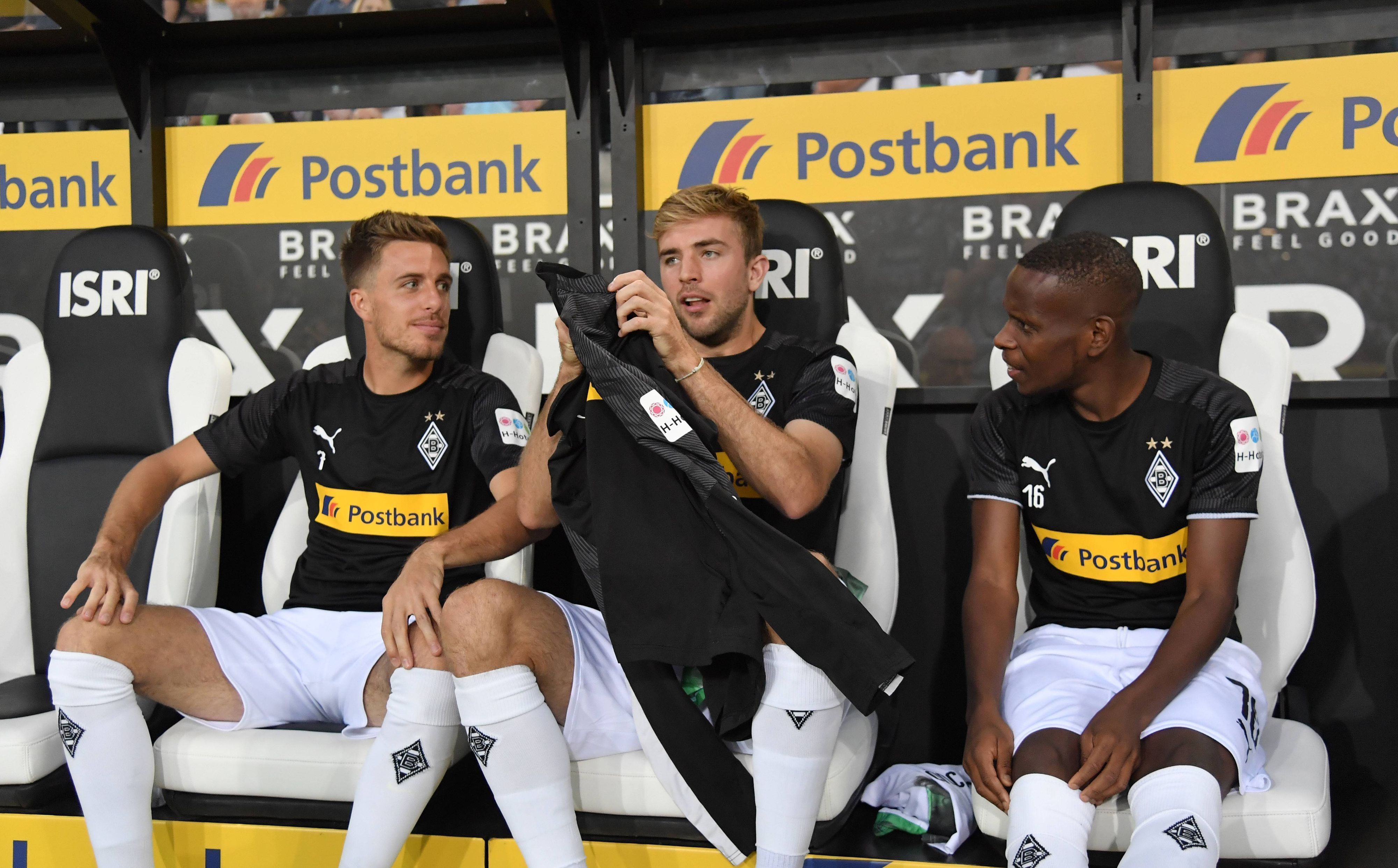 Ibrahima Traoré sitzt zwischen Patrick Herrmann und Christoph Kramer.