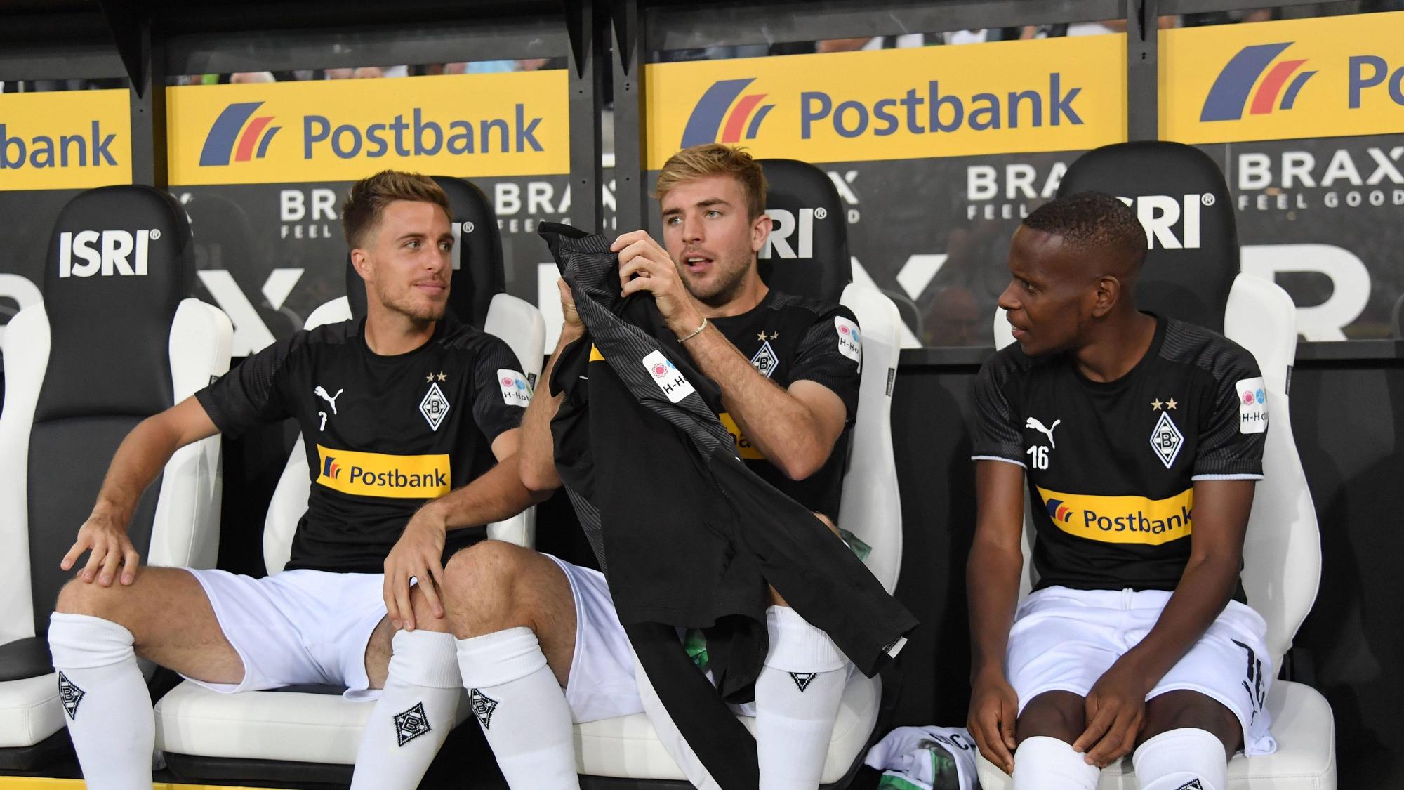 Ibrahima Traoré sitzt zwischen Patrick Herrmann und Christoph Kramer.
