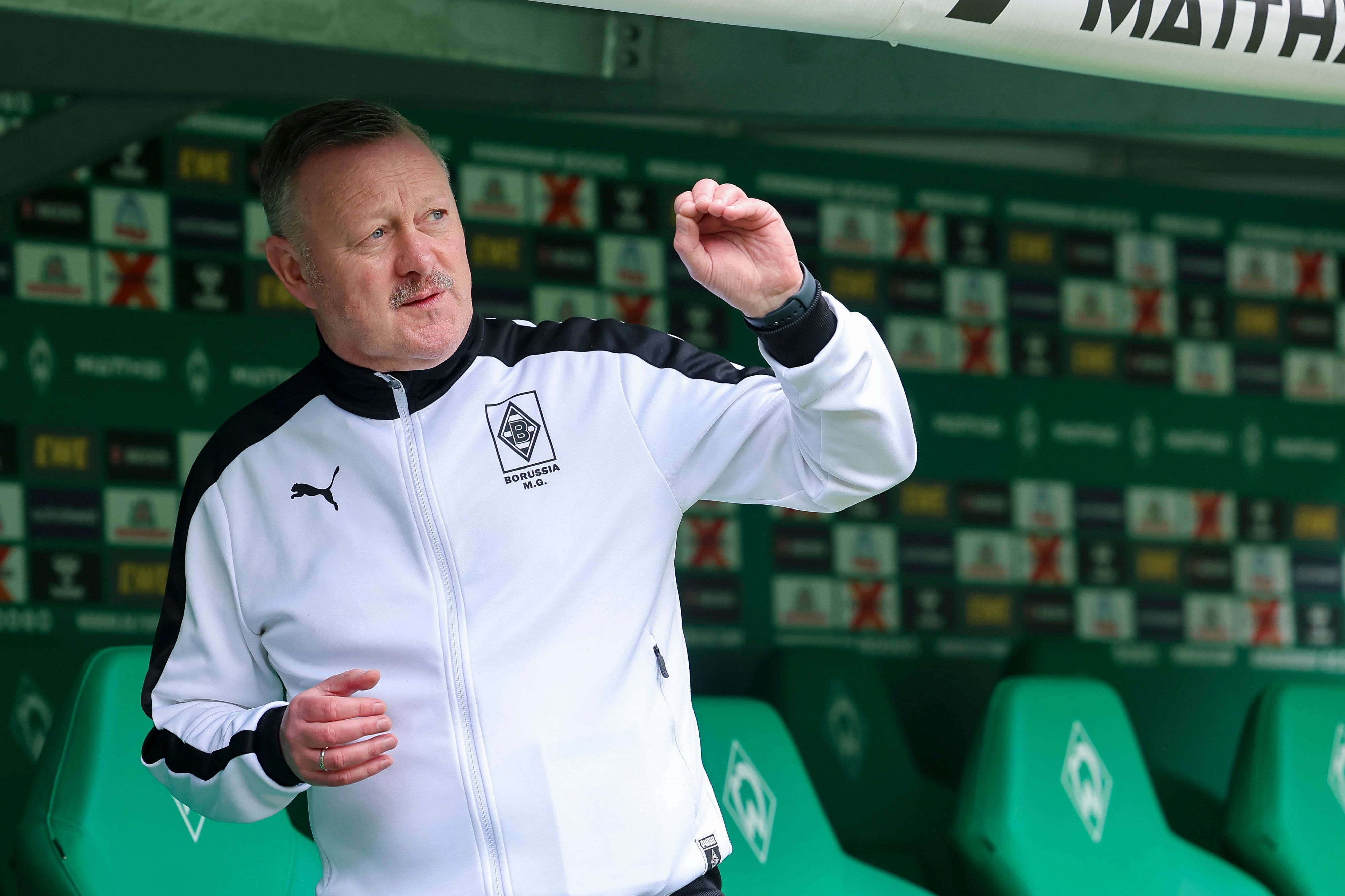 Gladbach-Boss Roland Virkus gestikuliert vor einem Spiel von Borussia Mönchengladbach.