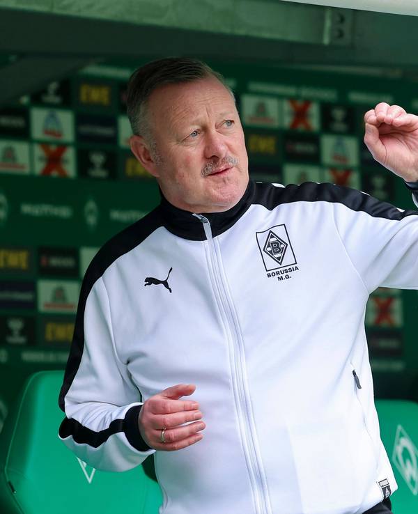 Gladbach-Boss Roland Virkus gestikuliert vor einem Spiel von Borussia Mönchengladbach.