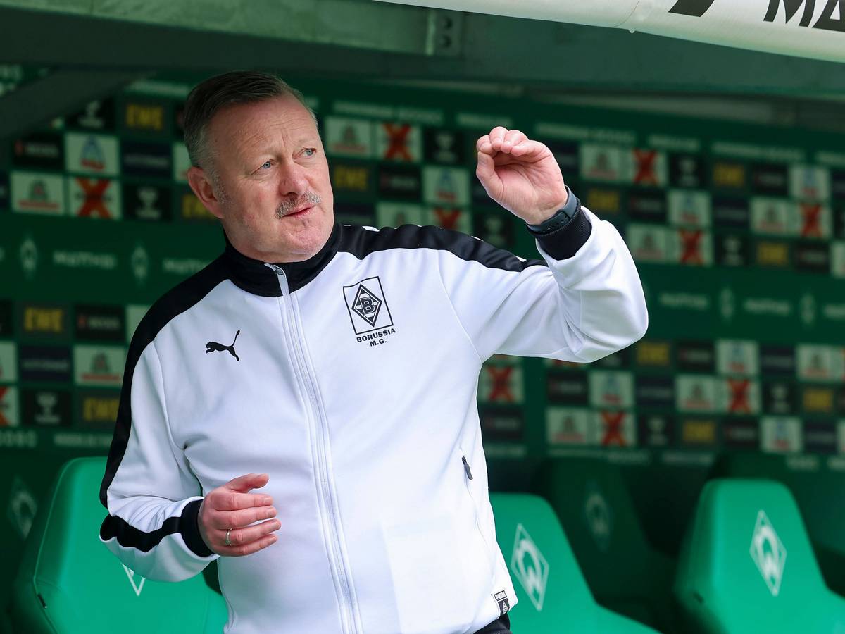 Gladbach-Boss Roland Virkus gestikuliert vor einem Spiel von Borussia Mönchengladbach.