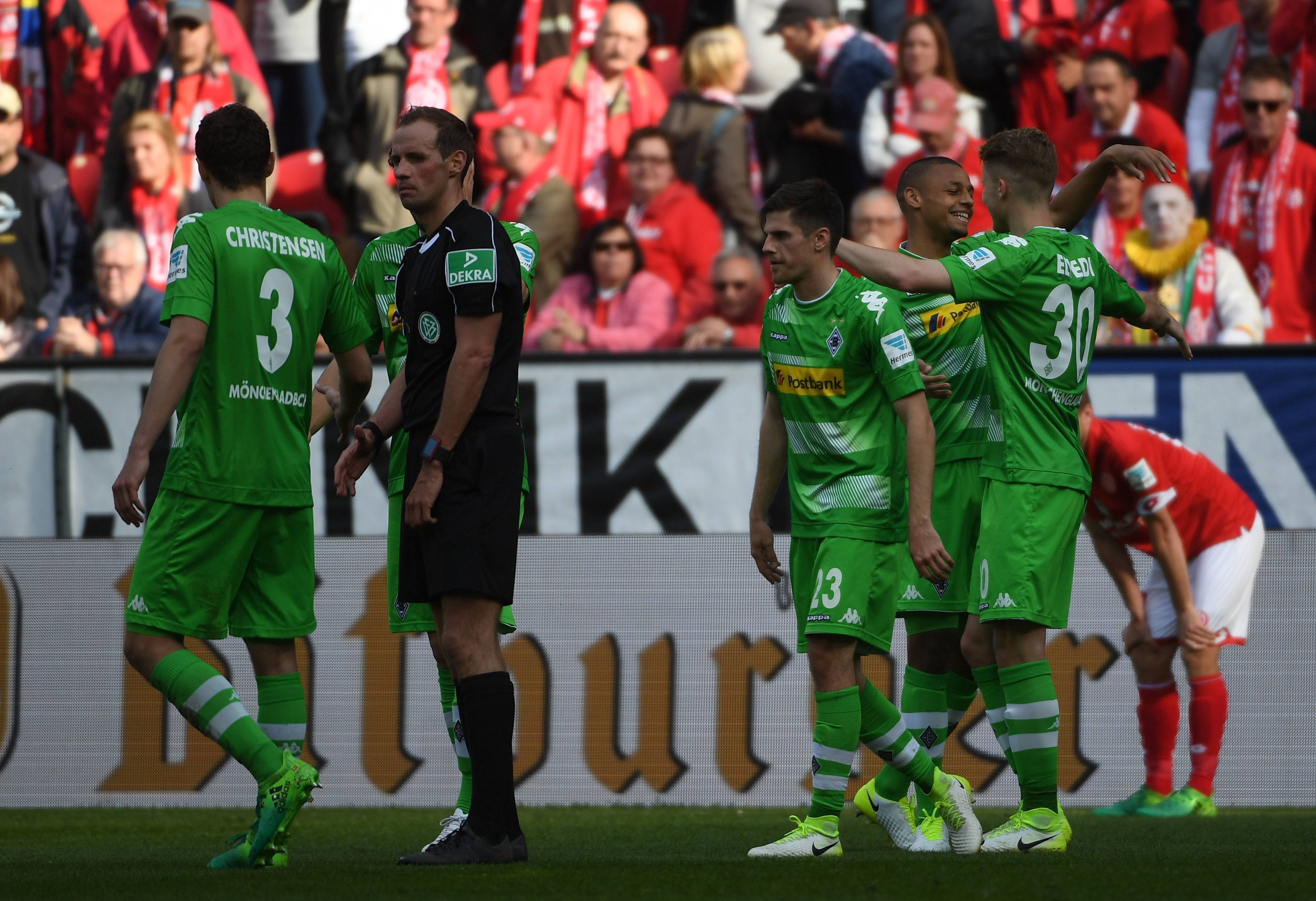 Spieler von Borussia Mönchengladbach bejubeln einen Treffer.