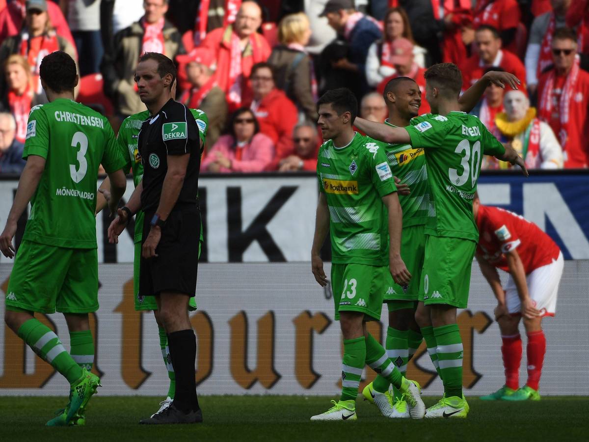 Spieler von Borussia Mönchengladbach bejubeln einen Treffer.