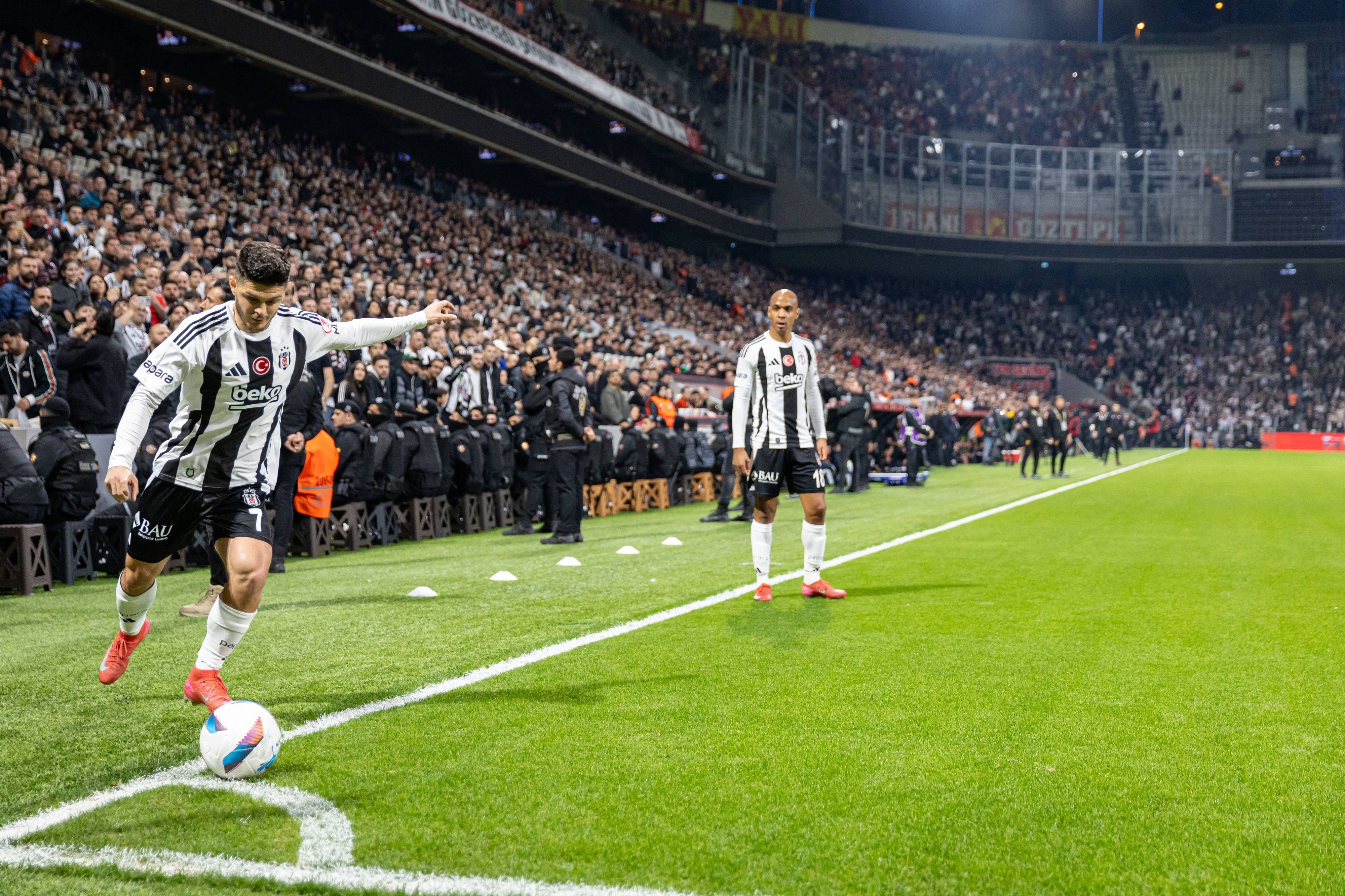 Milot Rashica bei einer Ecke in Istanbul.