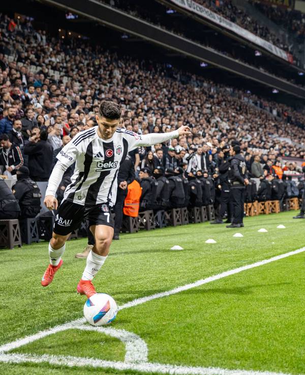 Milot Rashica bei einer Ecke in Istanbul.