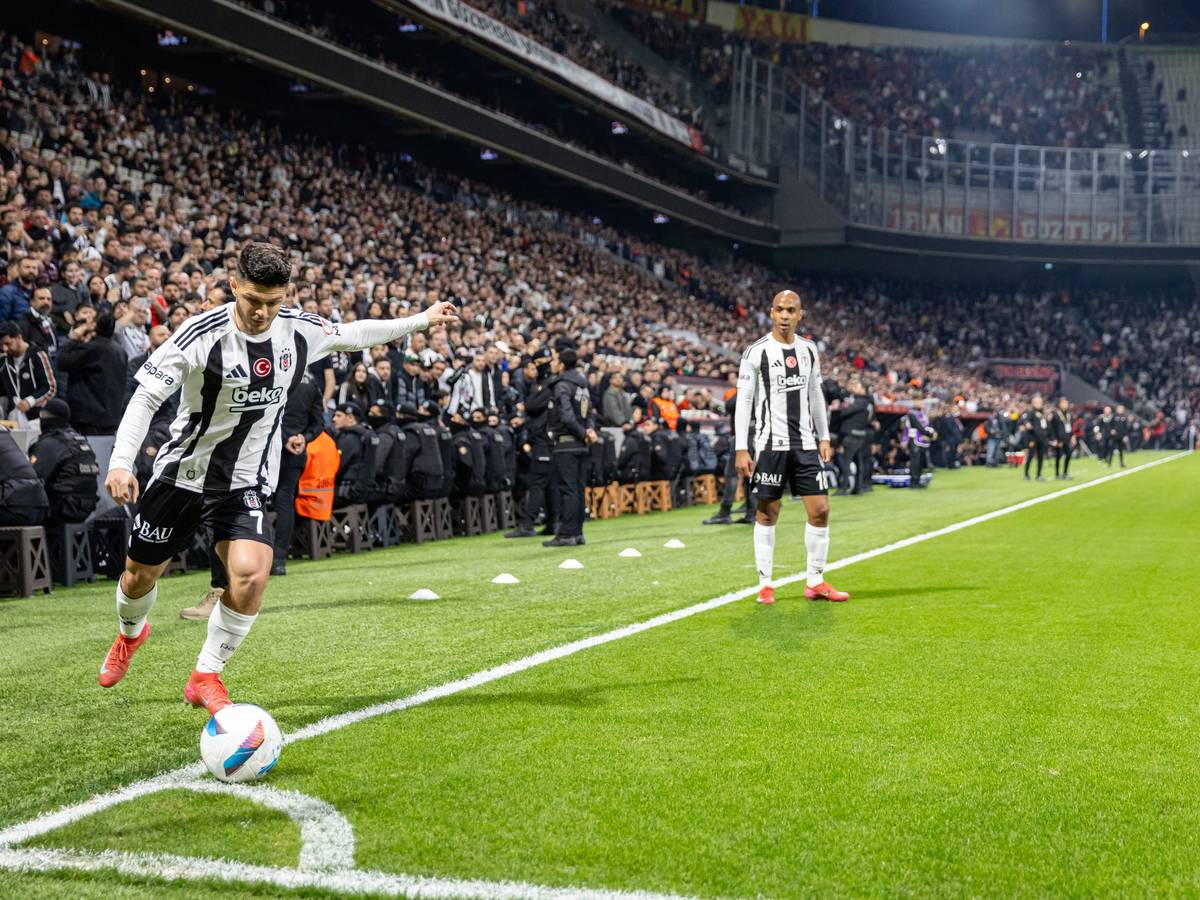 Milot Rashica bei einer Ecke in Istanbul.