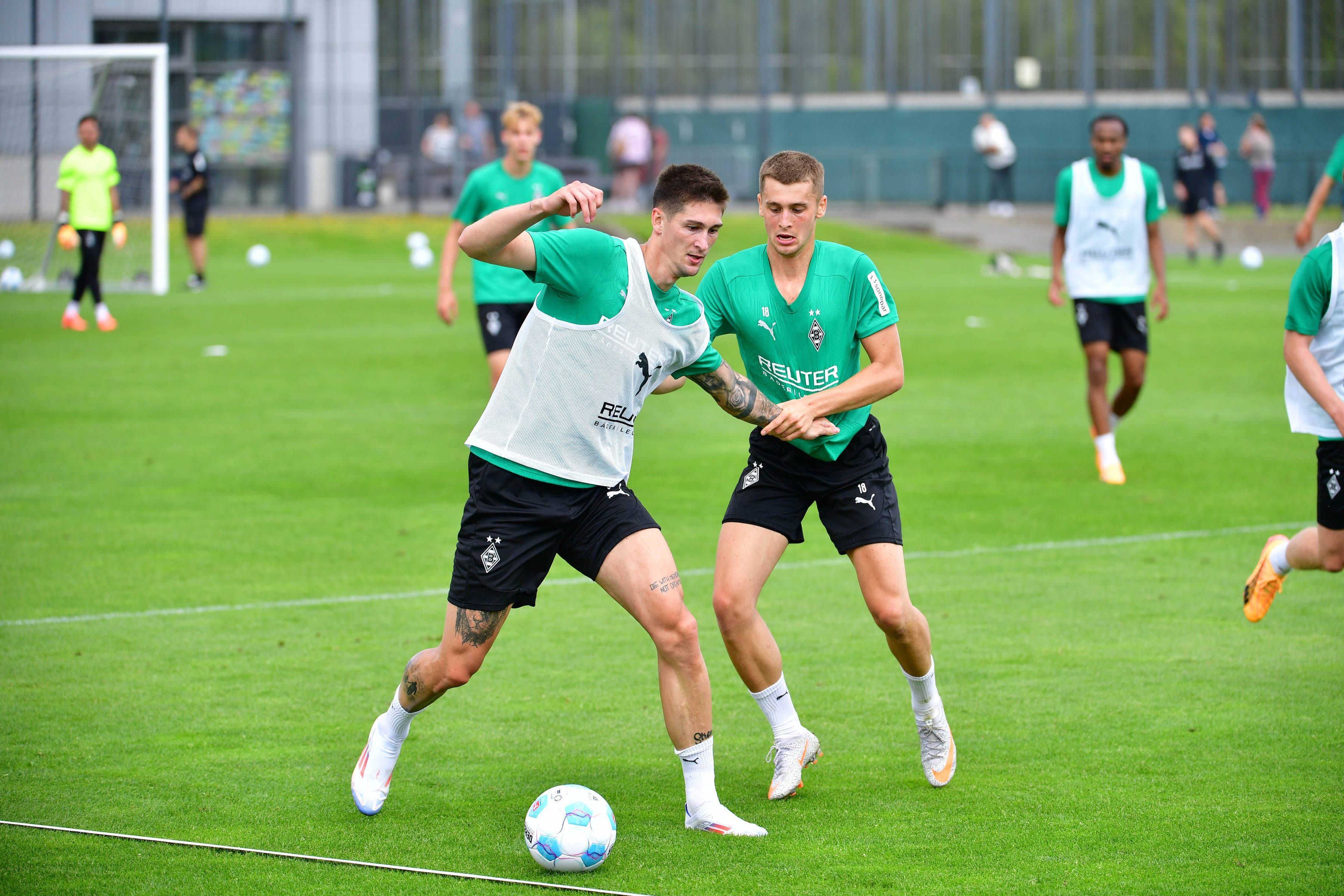 Tomas Cvancara und Oscar Fraulo bei einem Zweikampf im Training.