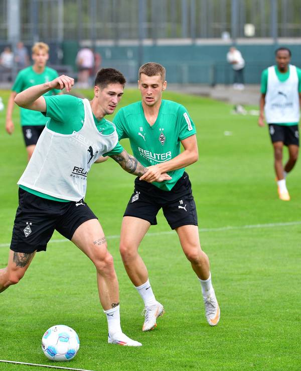 Tomas Cvancara und Oscar Fraulo bei einem Zweikampf im Training.