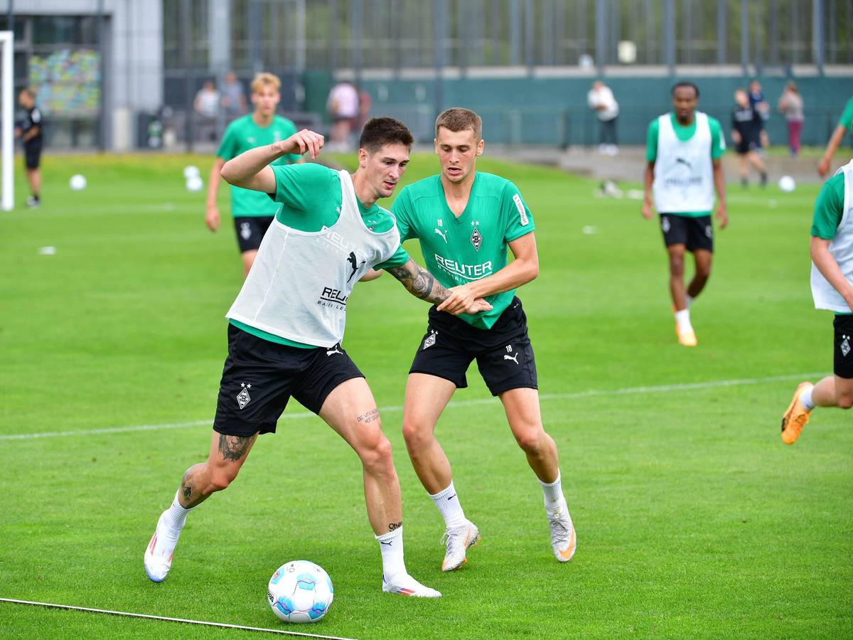 Tomas Cvancara und Oscar Fraulo bei einem Zweikampf im Training.