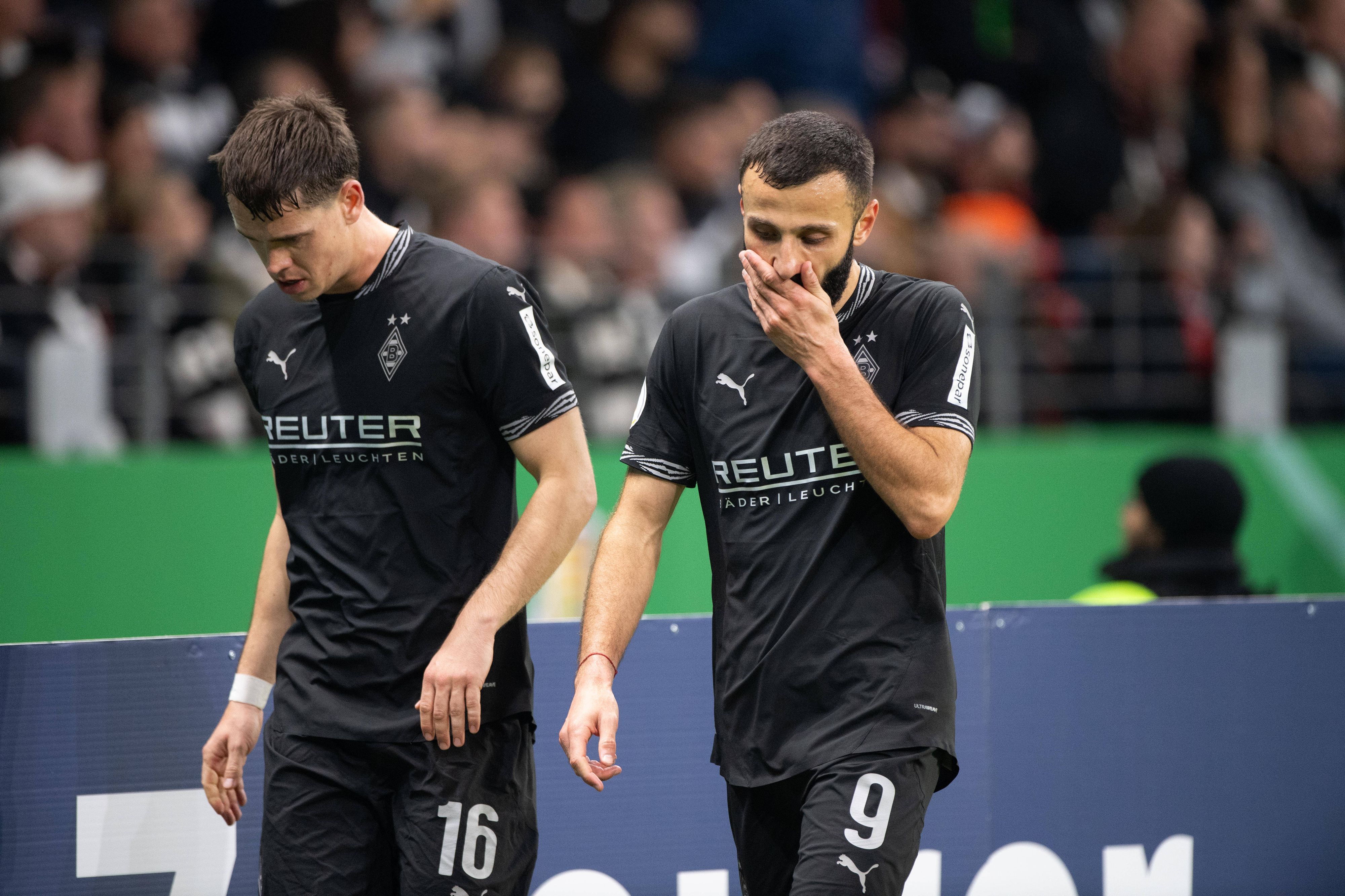 Franck Honorat und Philipp Sander gehen am Spielfeldrand in Richtung Bank.