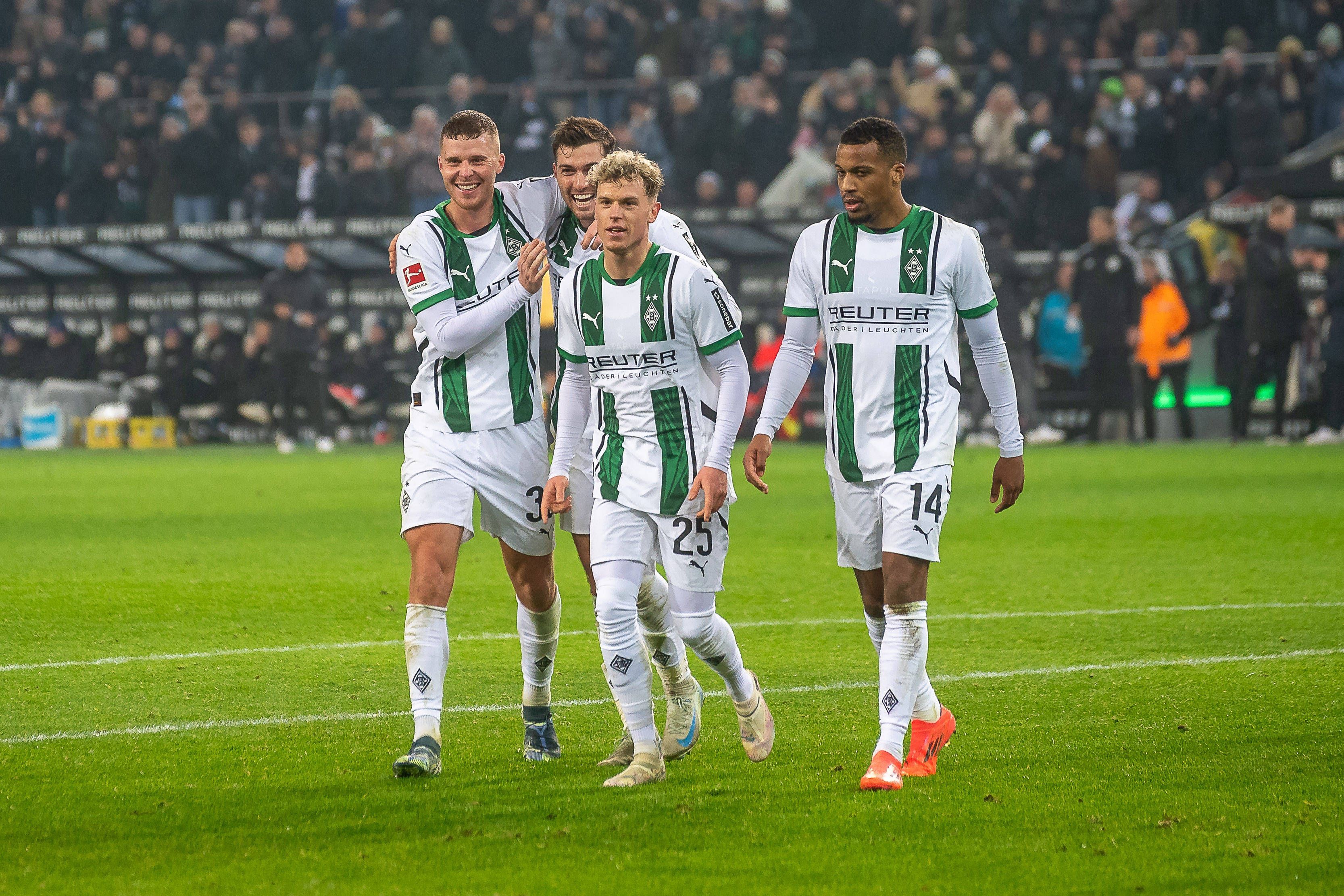 Mehrere Gladbach-Spieler feiern ein Tor zusammen.