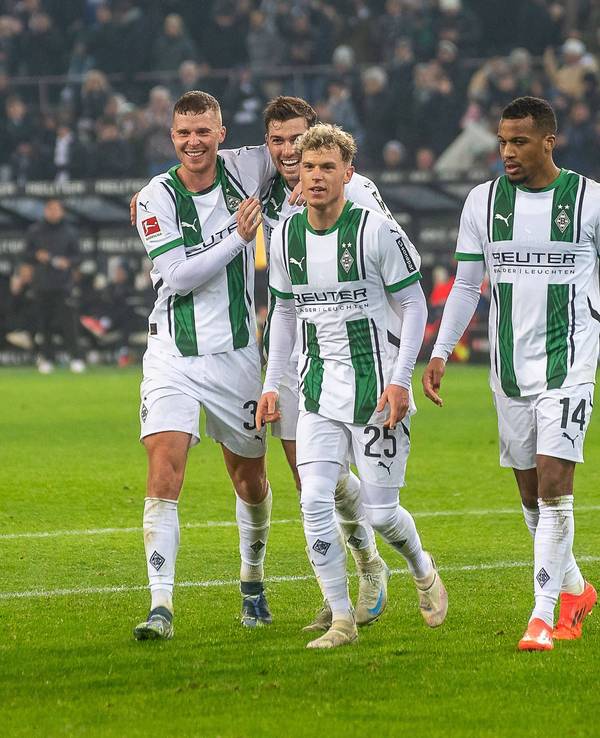 Mehrere Gladbach-Spieler feiern ein Tor zusammen.
