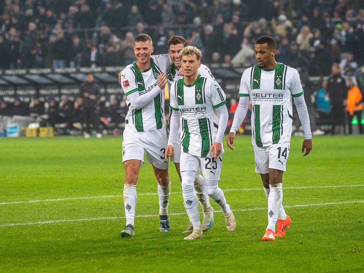 Mehrere Gladbach-Spieler feiern ein Tor zusammen.