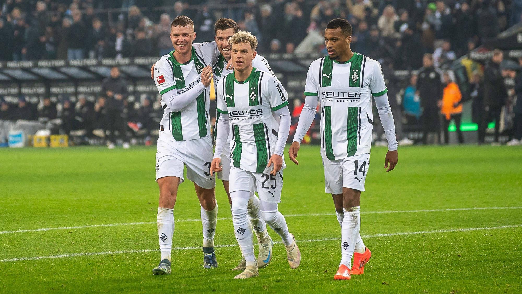 Mehrere Gladbach-Spieler feiern ein Tor zusammen.