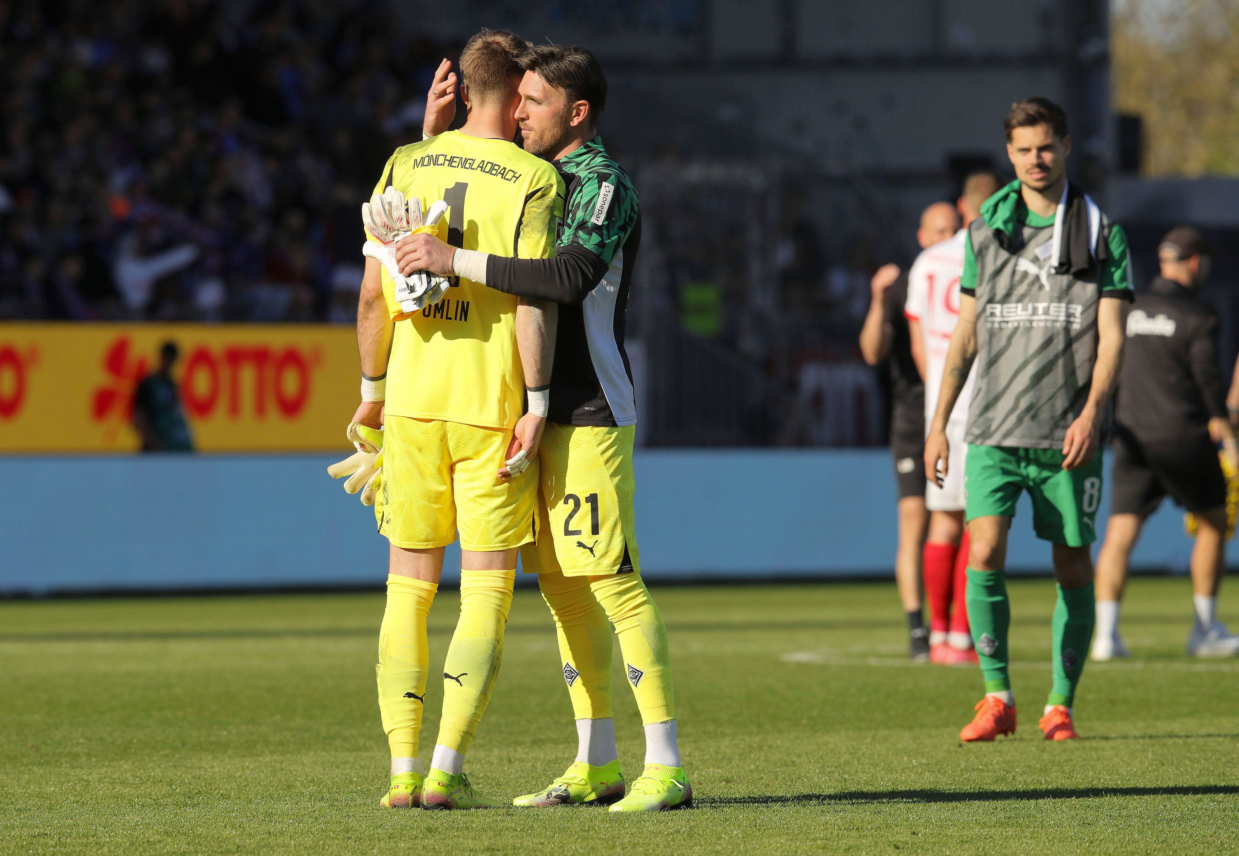 Tobias Sippel, hier mit Jonas Omlin von Borussia Mönchengladbach.