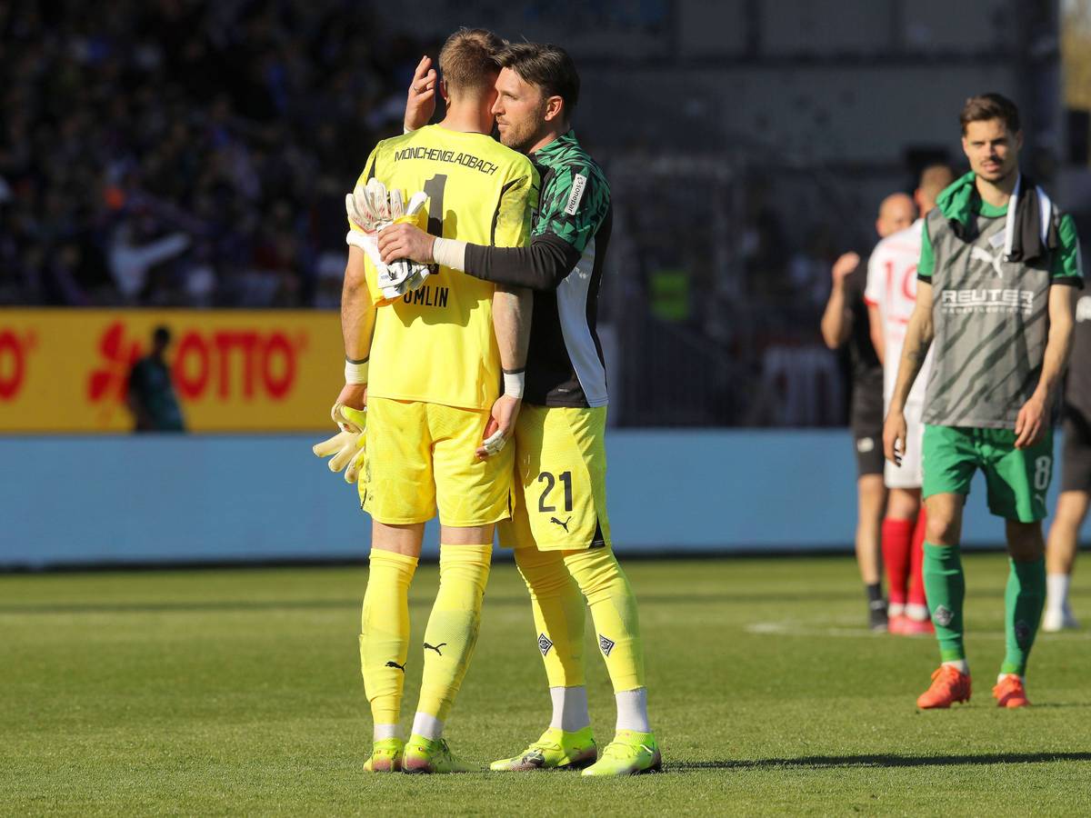 Tobias Sippel, hier mit Jonas Omlin von Borussia Mönchengladbach.