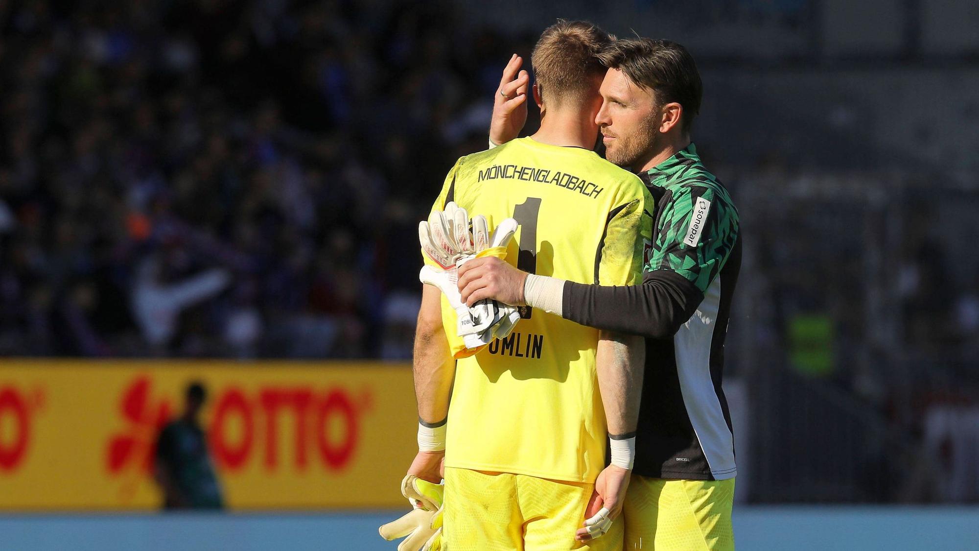 Tobias Sippel, hier mit Jonas Omlin von Borussia Mönchengladbach.