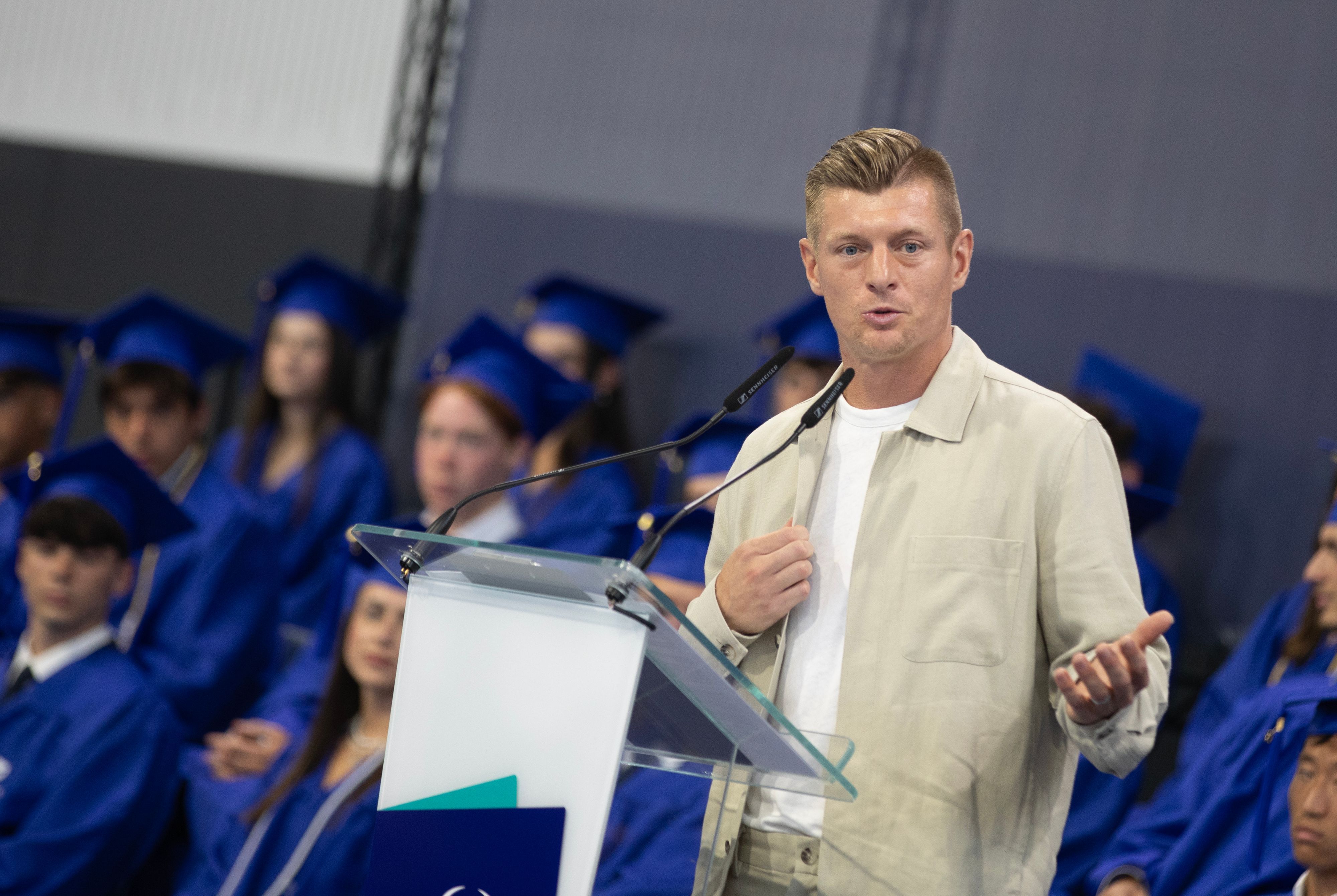 Toni Kroos bei einer Rede auf dem Podium.