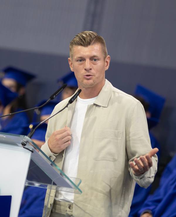 Toni Kroos bei einer Rede auf dem Podium.