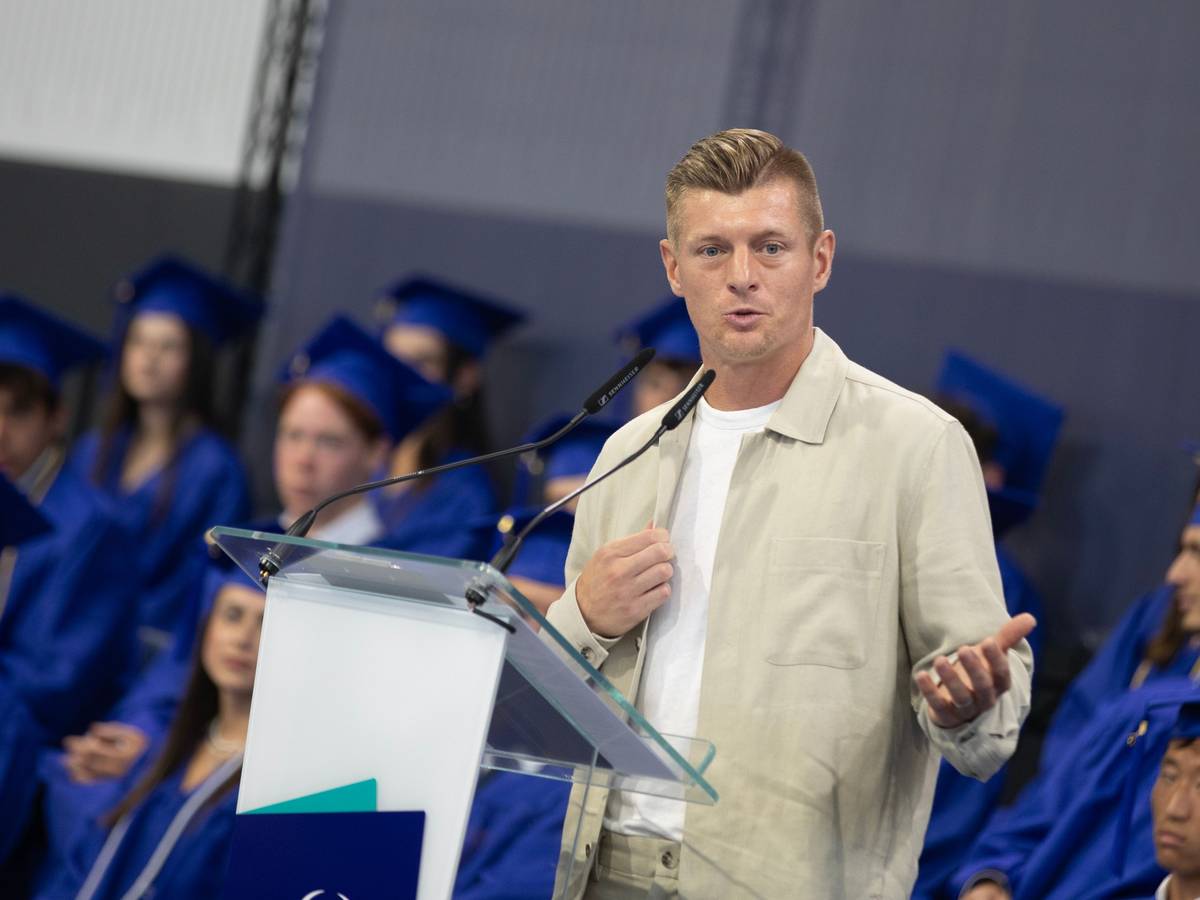 Toni Kroos bei einer Rede auf dem Podium.