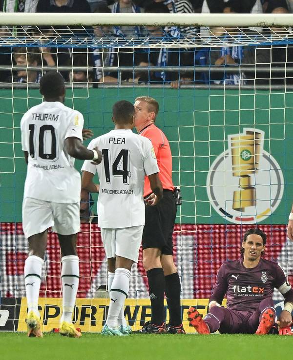 Die Spieler von Gladbach sind nach einem Gegentor enttäuscht.