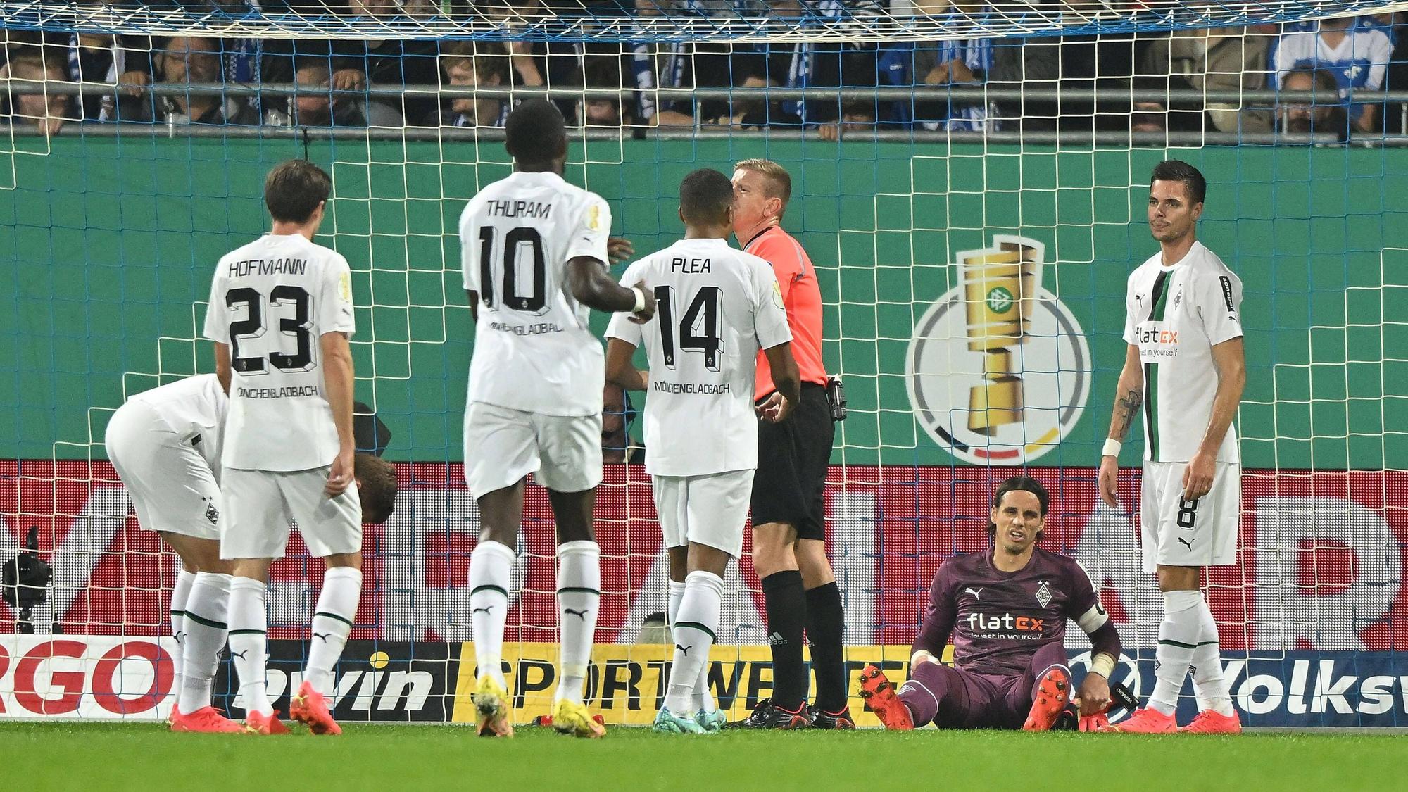 Die Spieler von Gladbach sind nach einem Gegentor enttäuscht.