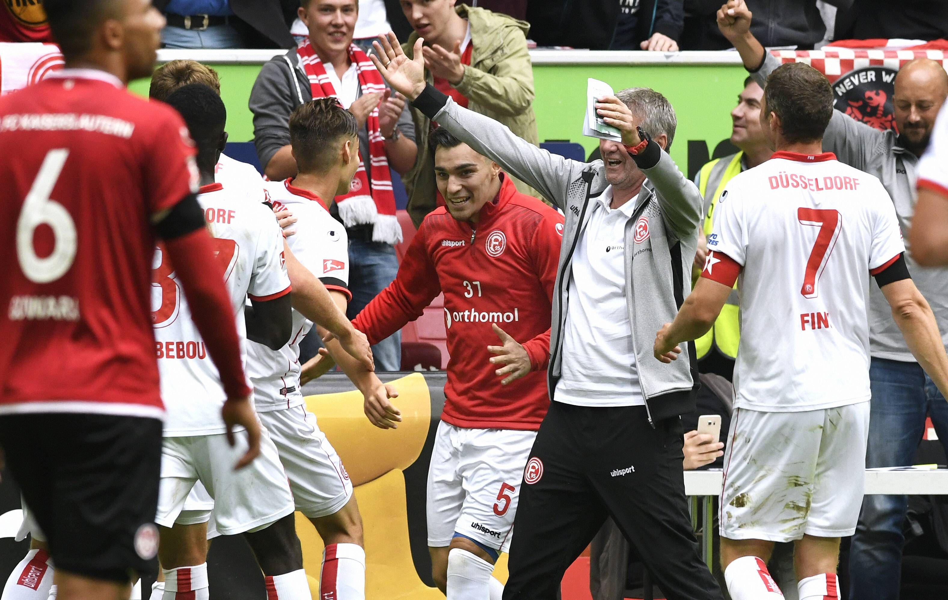 Kollektiver Jubel nach dem Tor zum 2:0 durch Florian Neuhaus (Düsseldorf), hier mit Trainer Friedhelm Funkel.