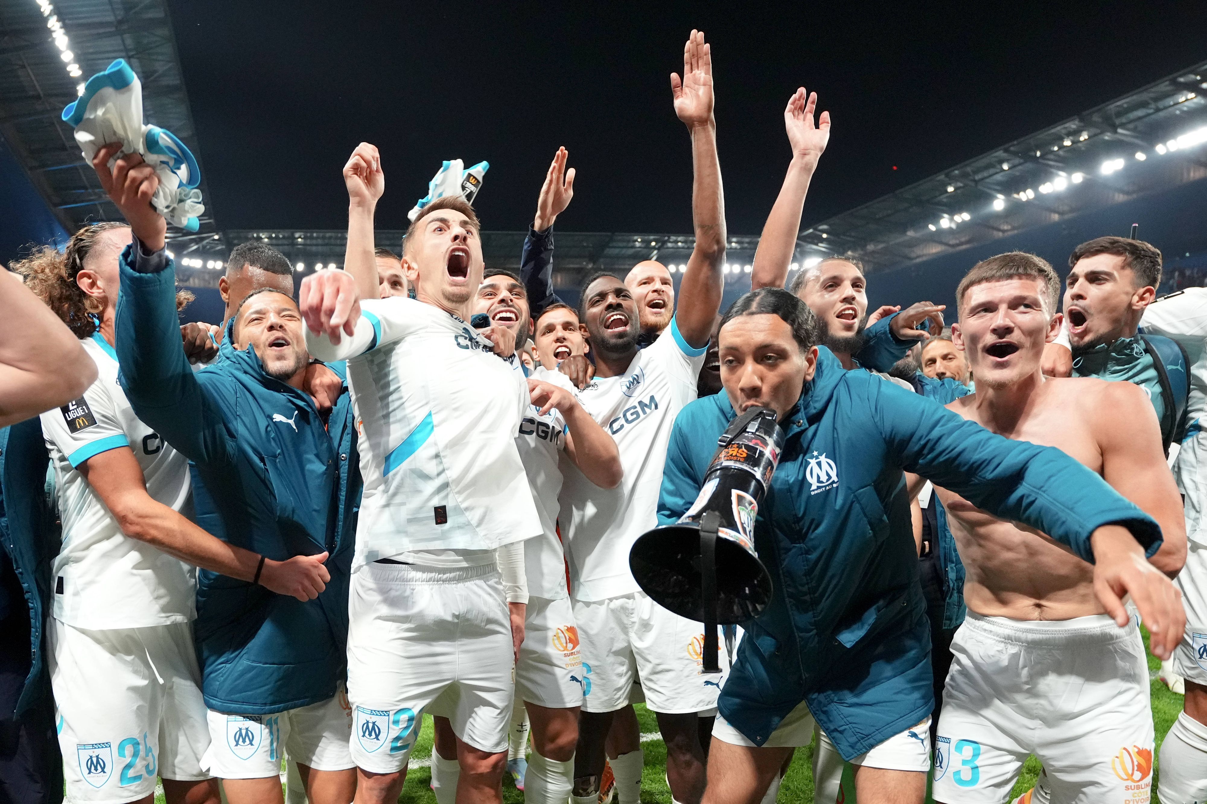 Spieler von Olympique Marseille feiern den Einzug in die Champions League.