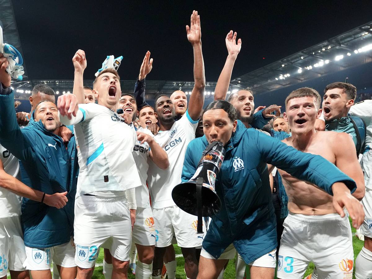 Spieler von Olympique Marseille feiern den Einzug in die Champions League.