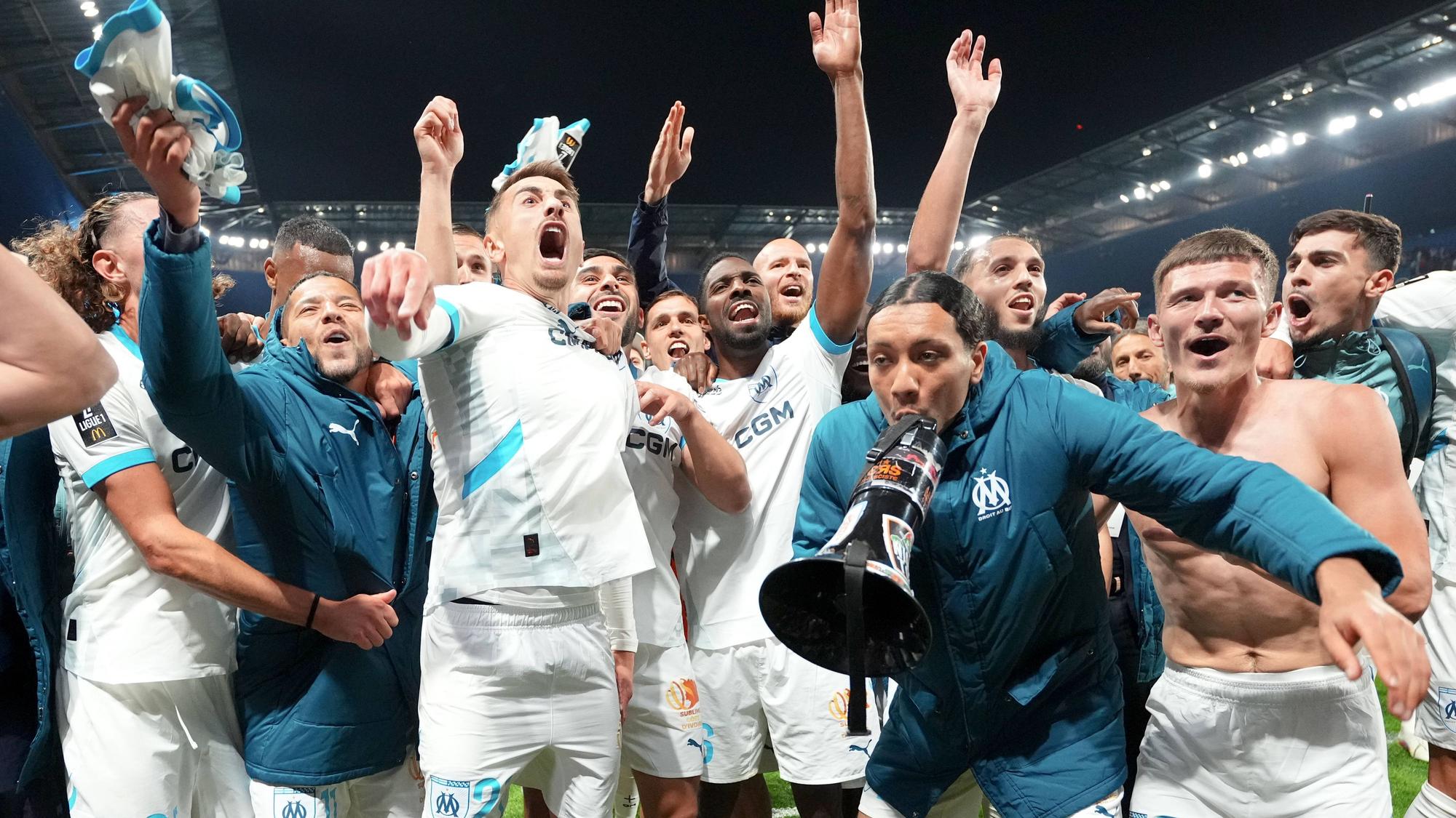 Spieler von Olympique Marseille feiern den Einzug in die Champions League.