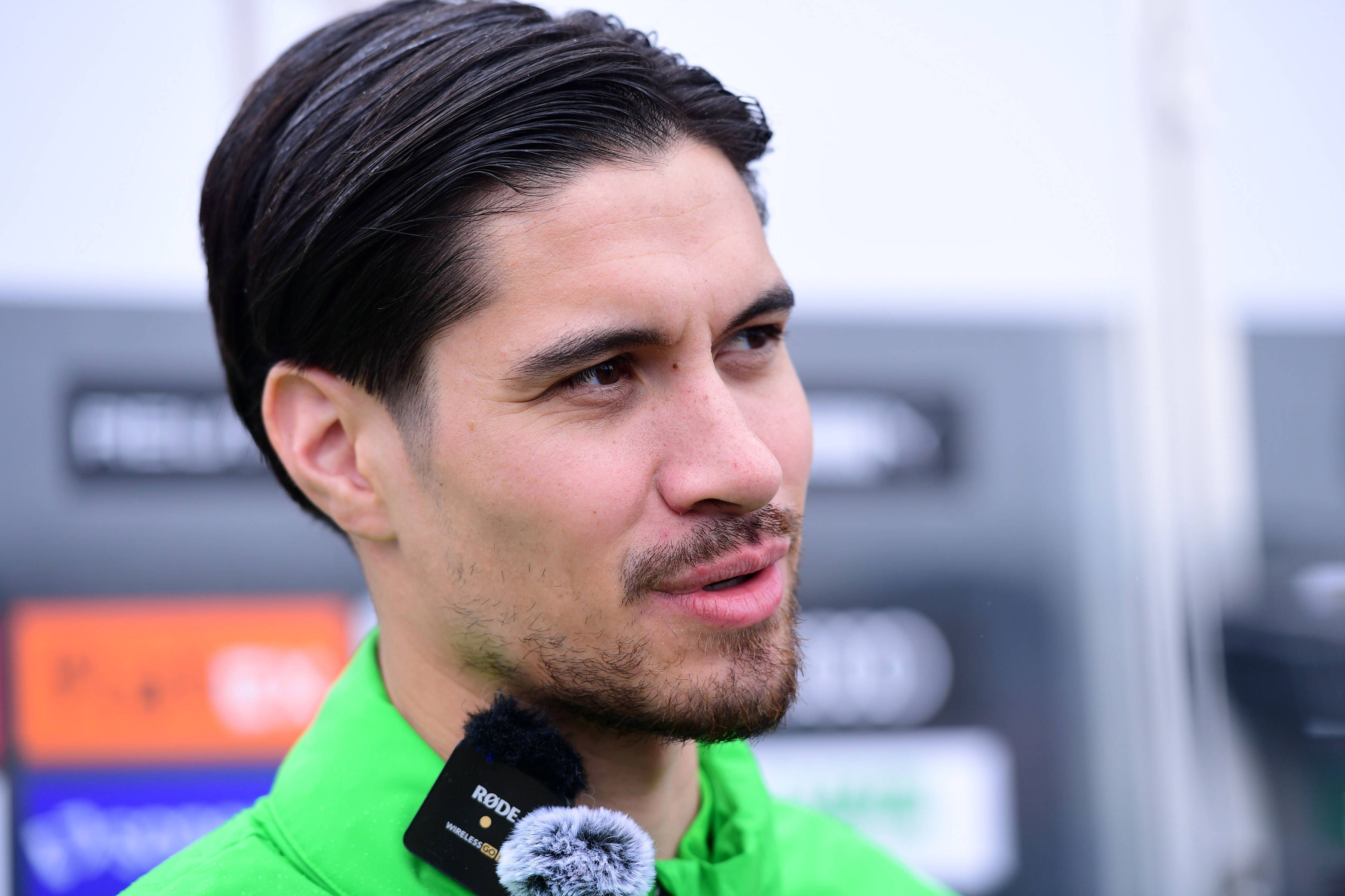 Kevin Diks stellt sich den Fragen von Reportern.