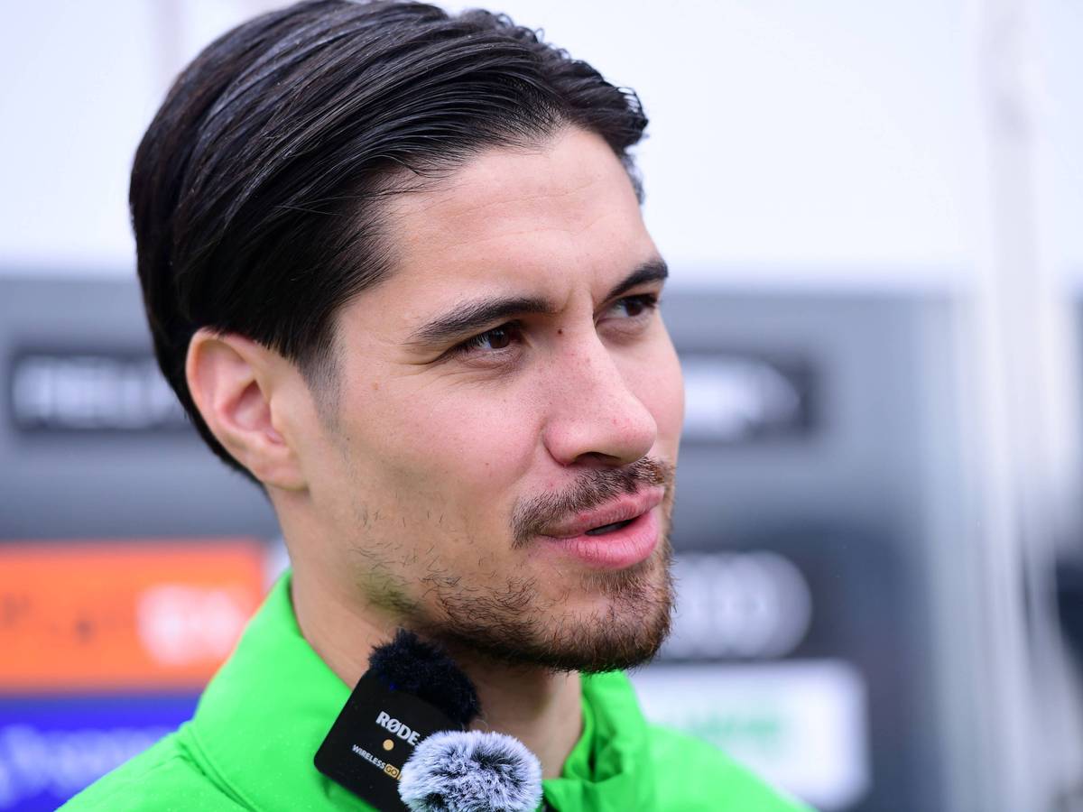 Kevin Diks stellt sich den Fragen von Reportern.