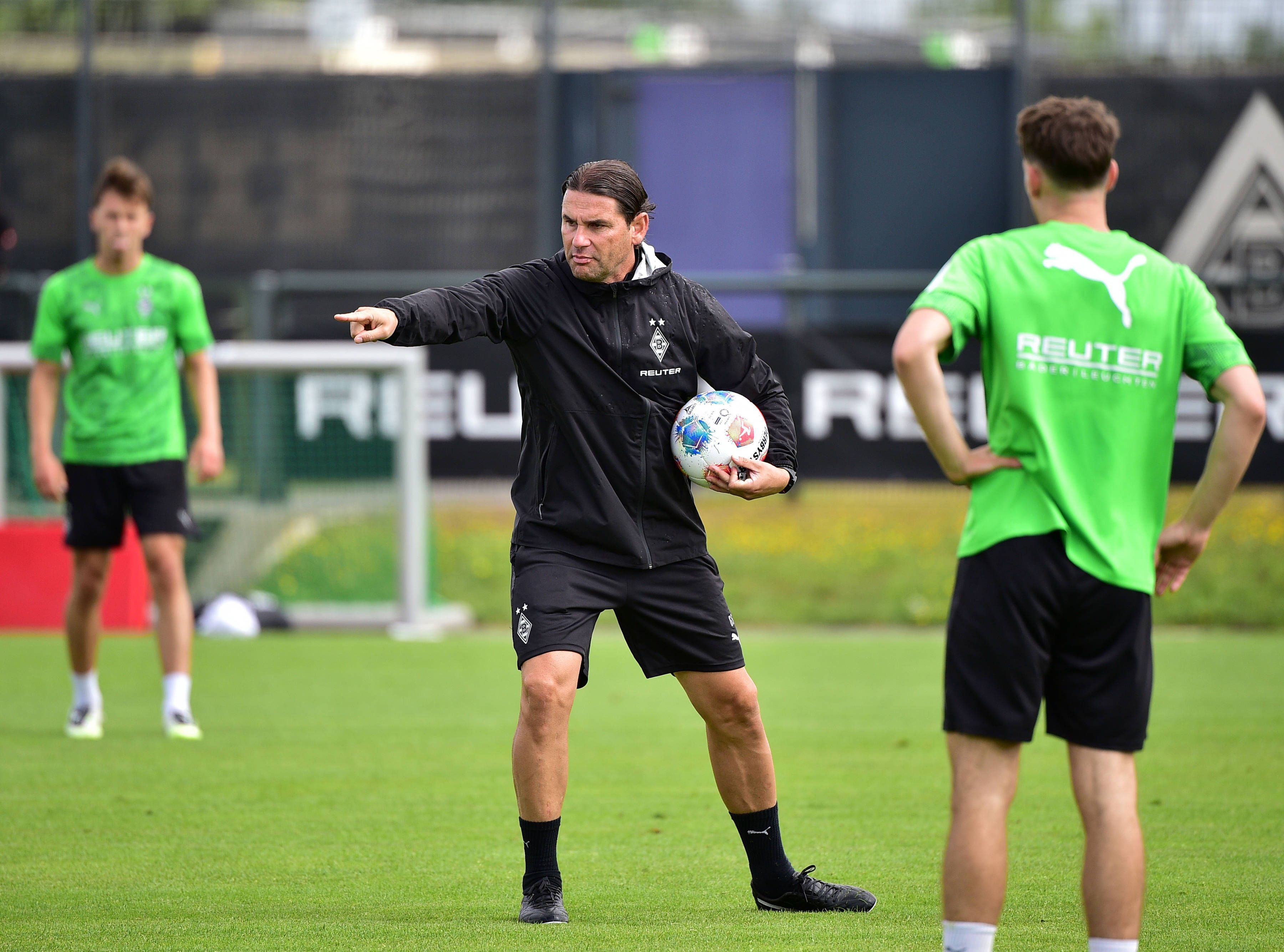 Gerardo Seoane gibt Handzeichen beim Training.
