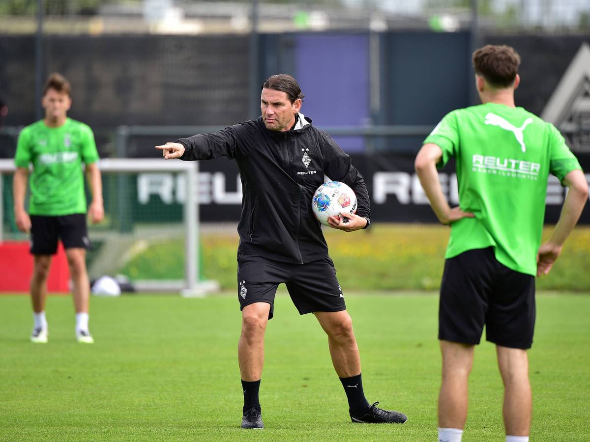 Gerardo Seoane gibt Handzeichen beim Training.